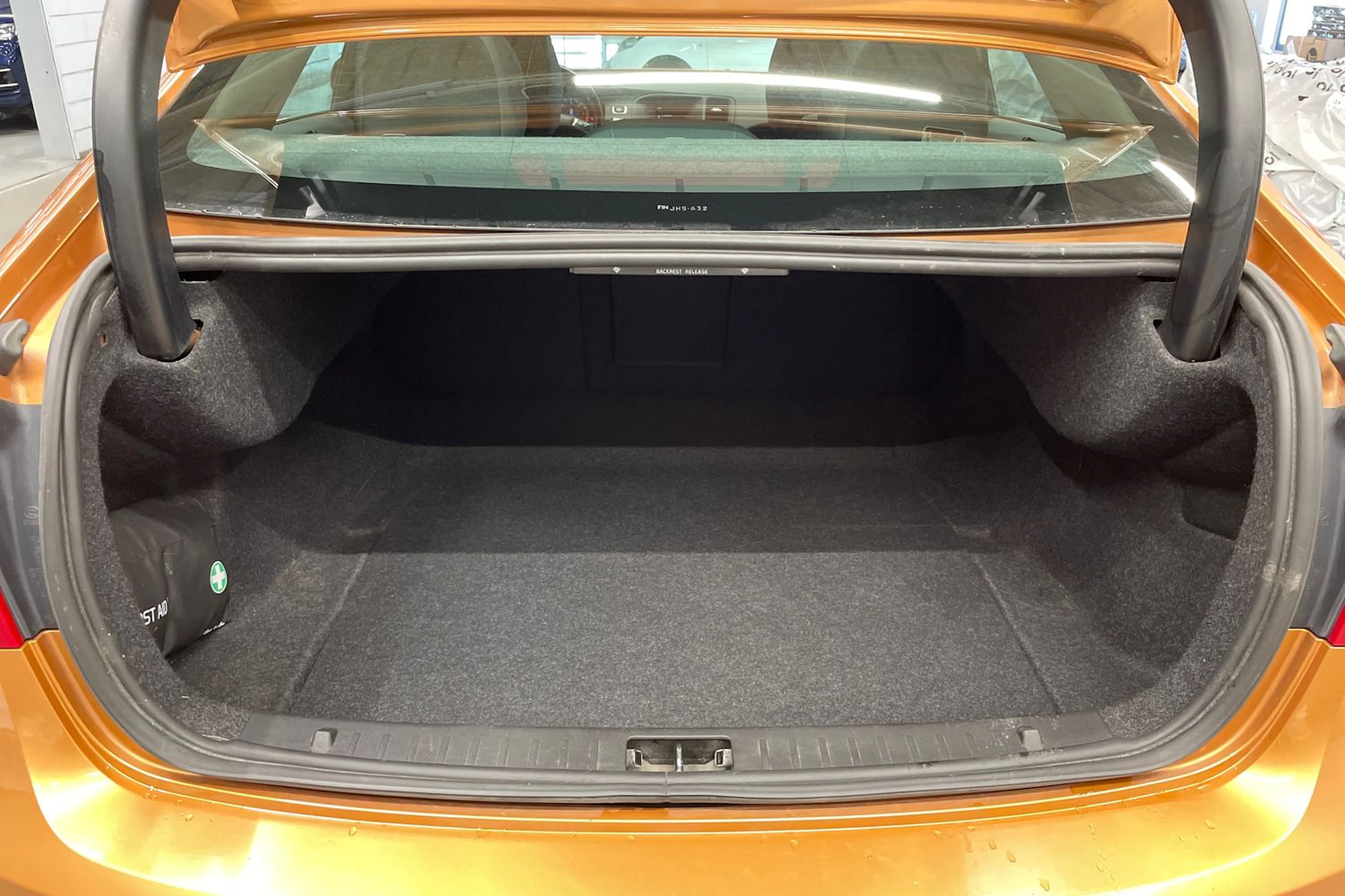 oranssi Volvo S60 2011 kuva 16.