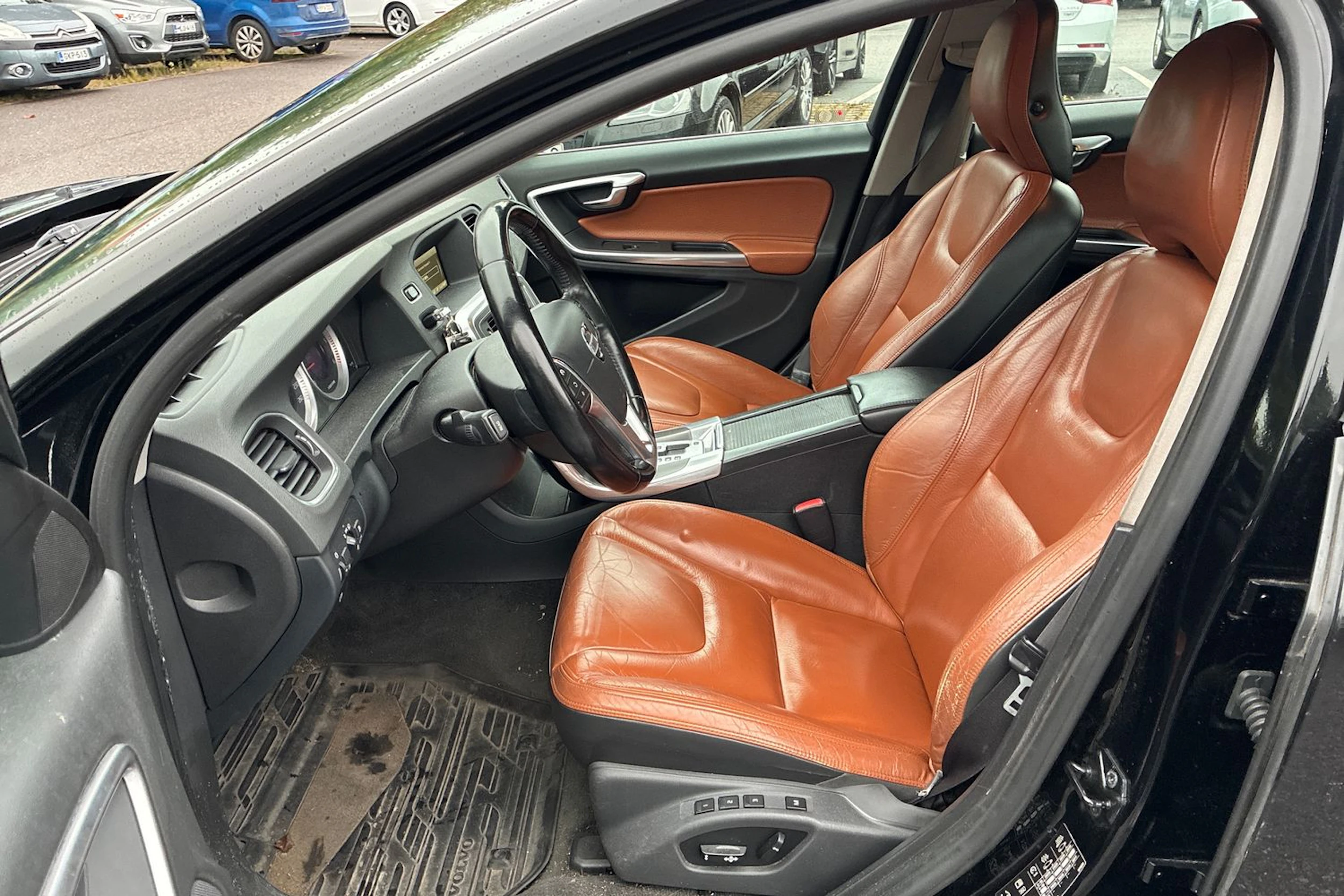 musta Volvo S60 2011 kuva 4.