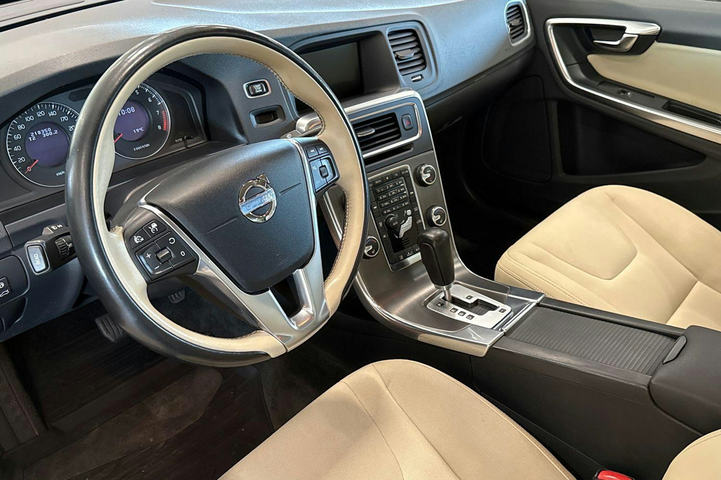 oranssi Volvo S60 2011 kuva 7.