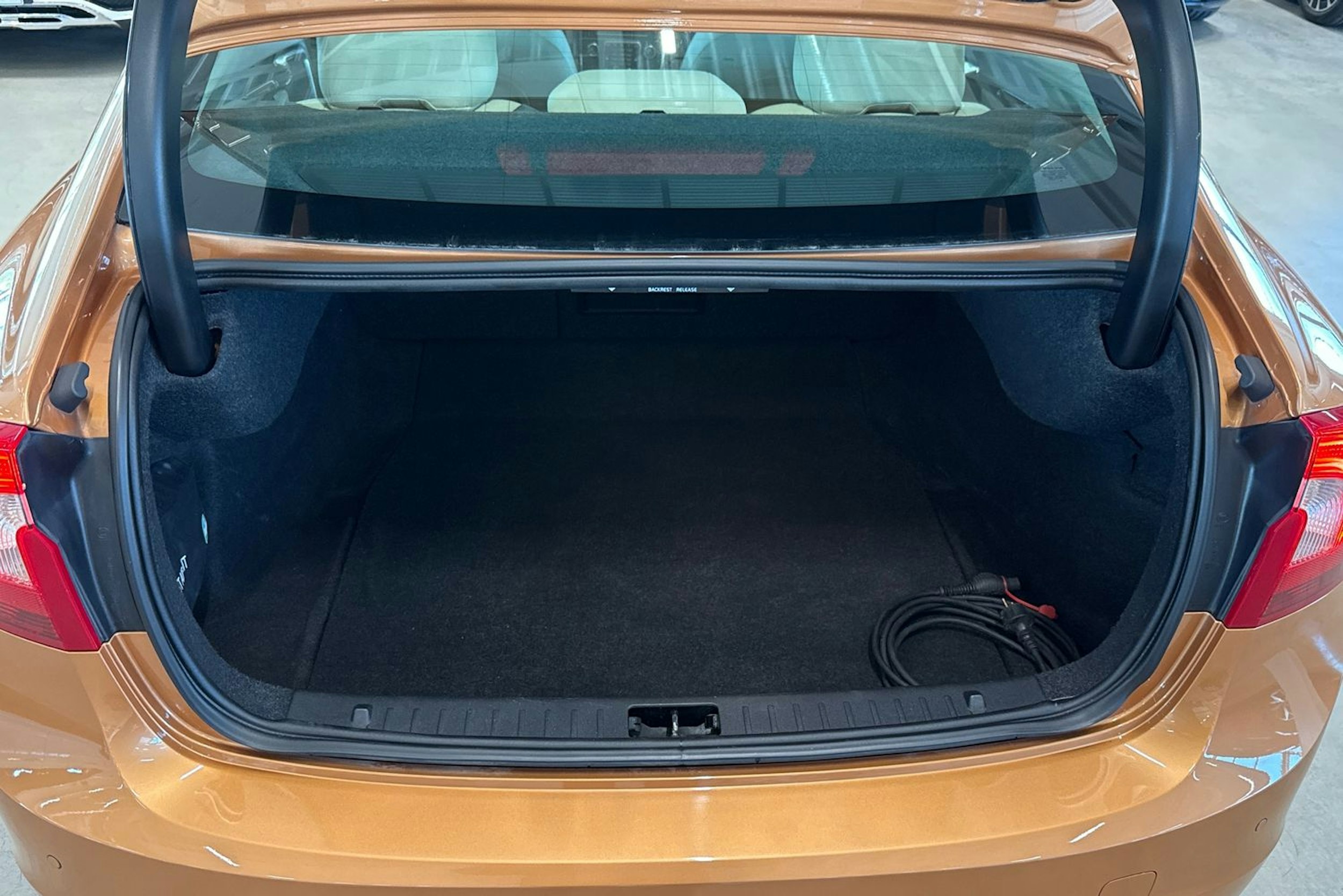 oranssi Volvo S60 2011 kuva 14.