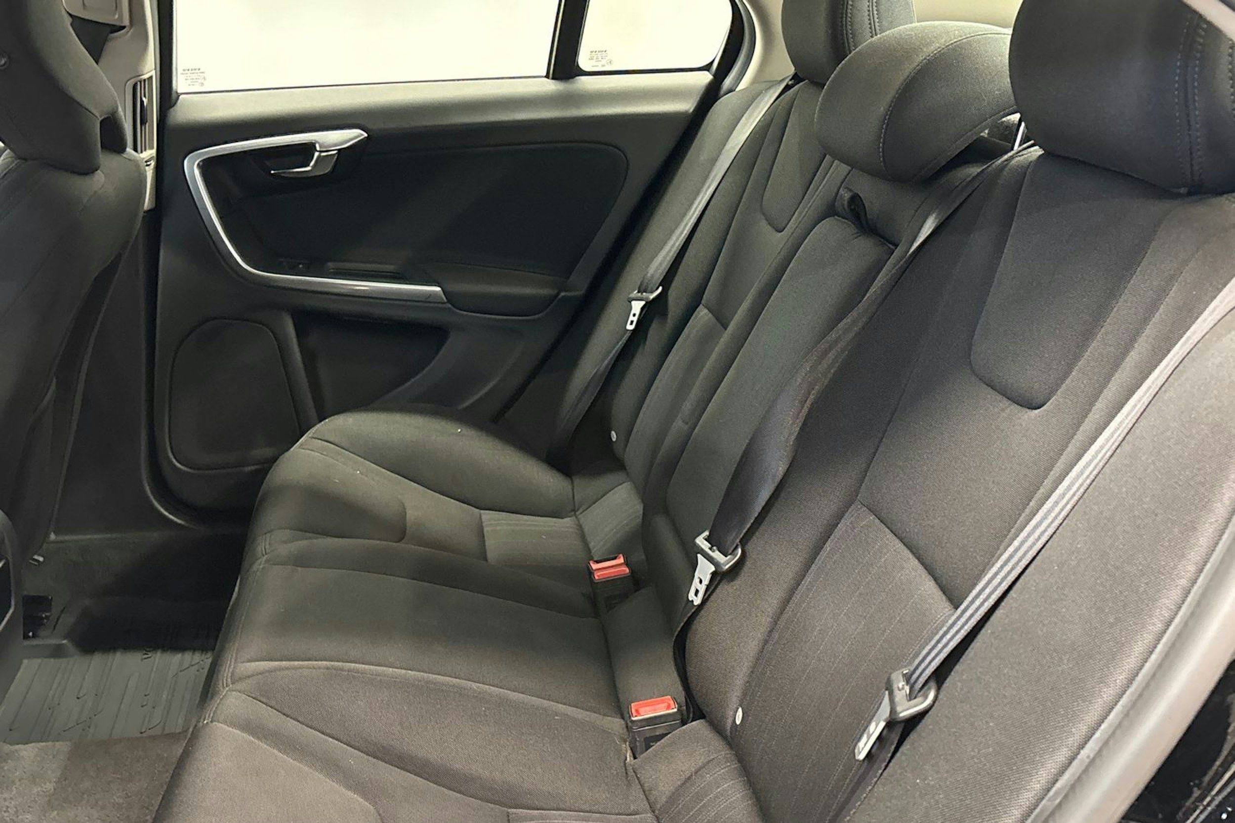 musta Volvo S60 2011 kuva 13.