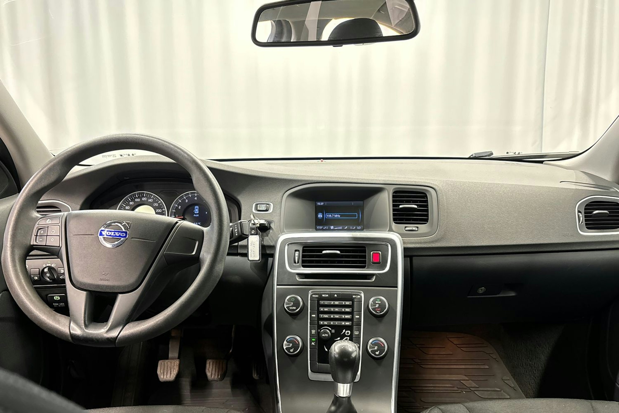 musta Volvo S60 2011 kuva 15.