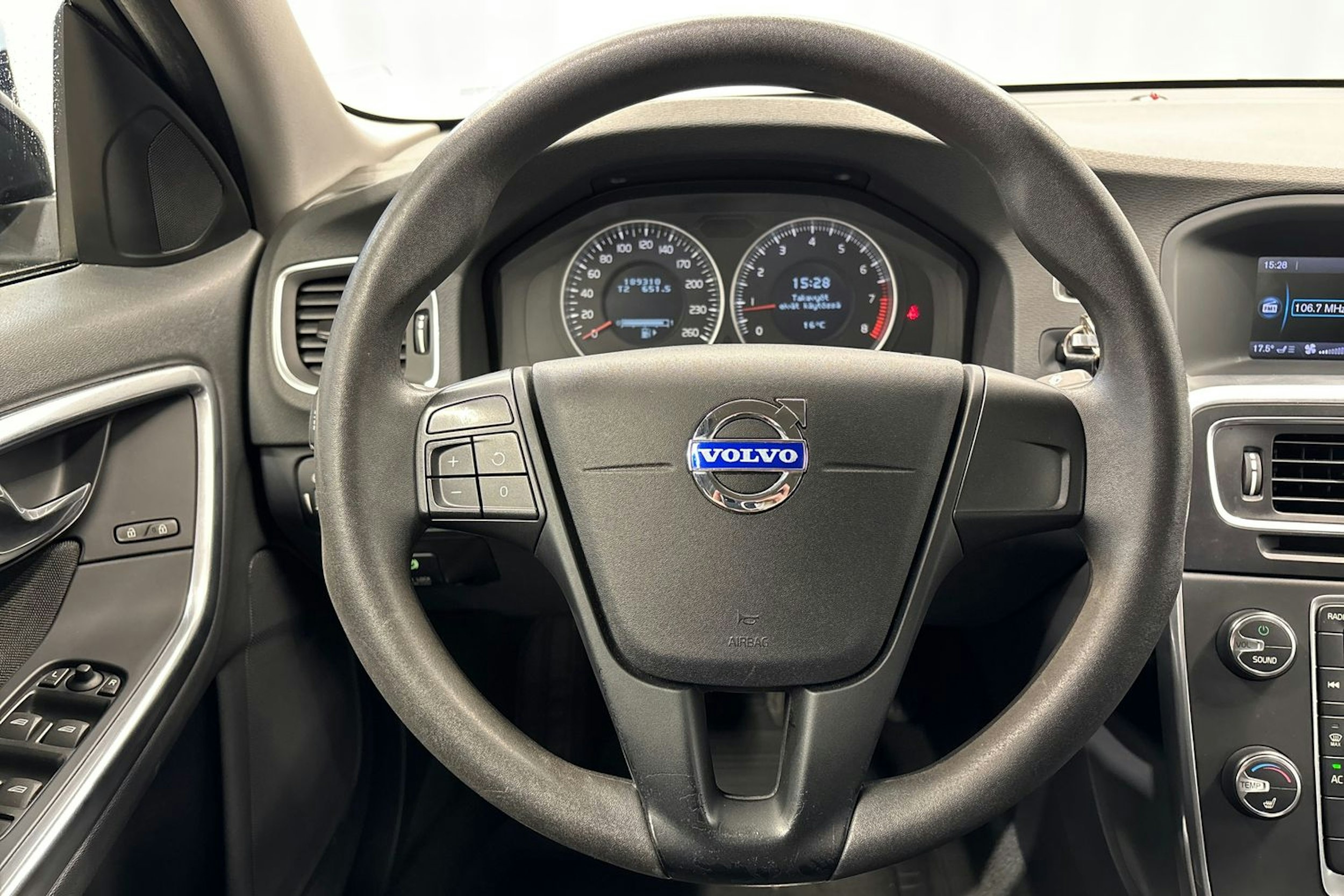 musta Volvo S60 2011 kuva 16.