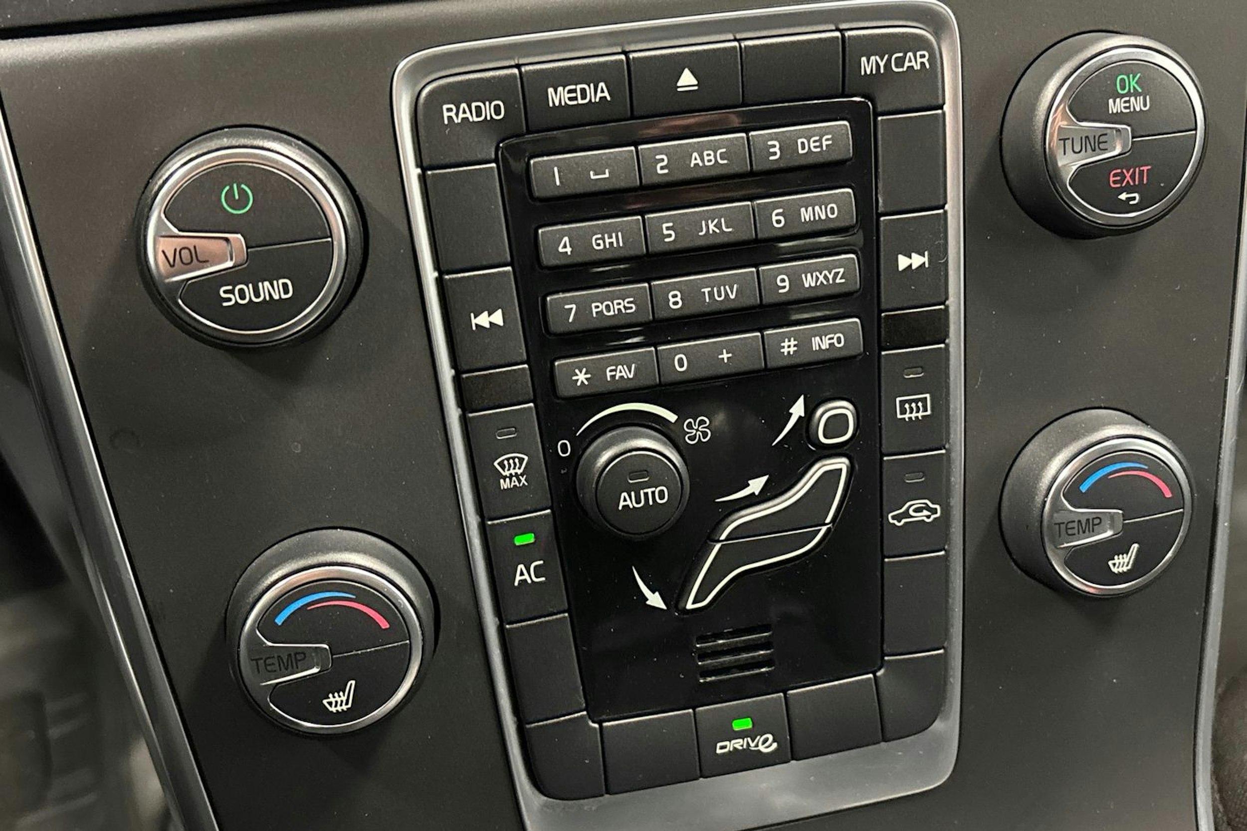 musta Volvo S60 2011 kuva 26.