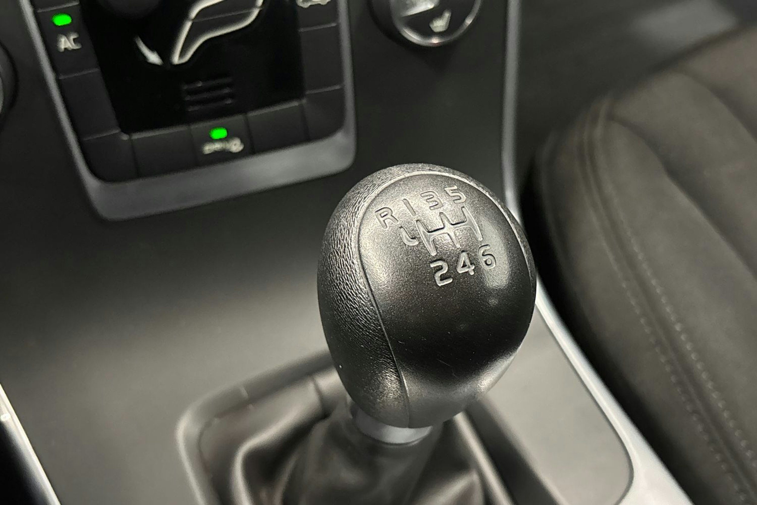 musta Volvo S60 2011 kuva 27.
