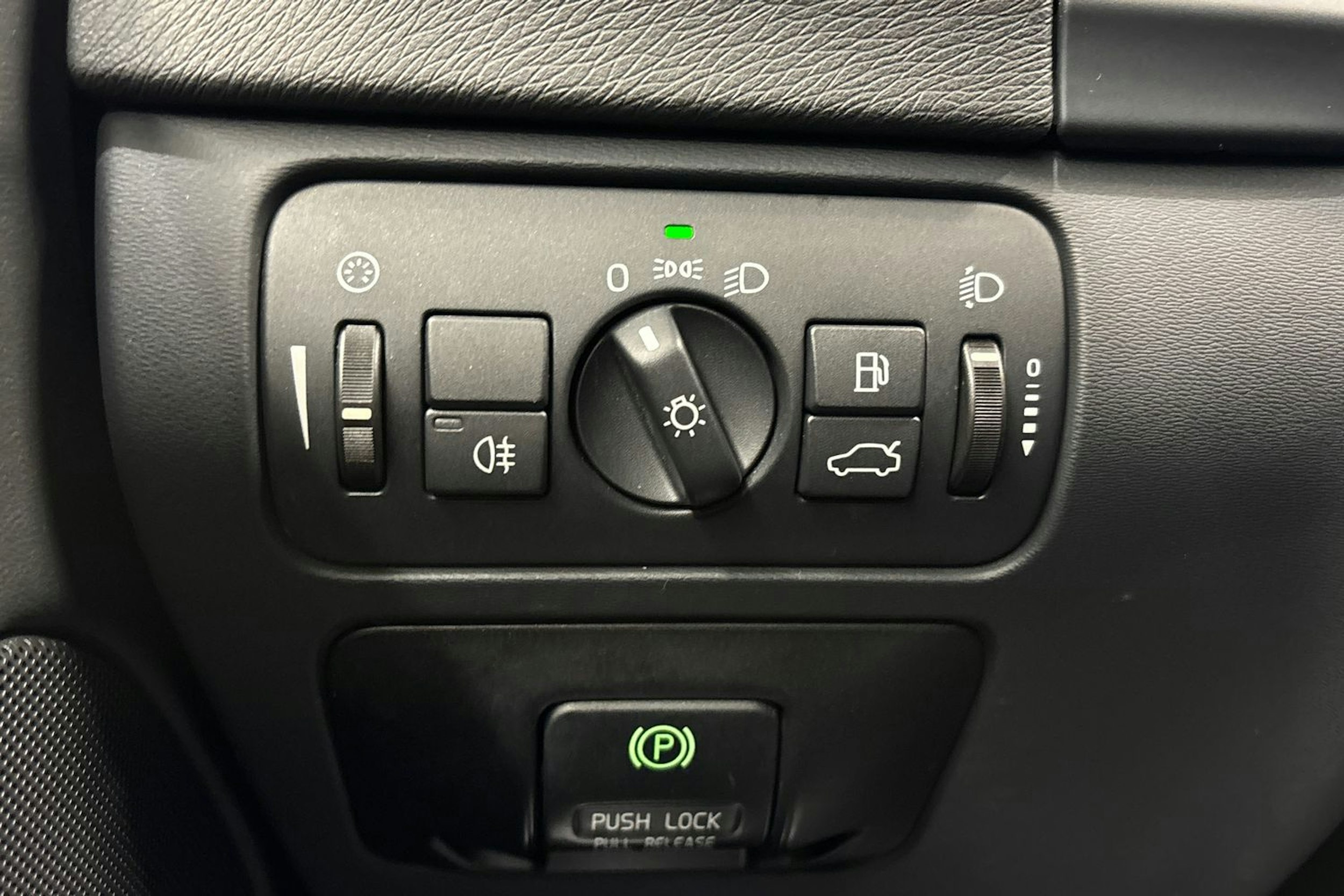 musta Volvo S60 2011 kuva 28.