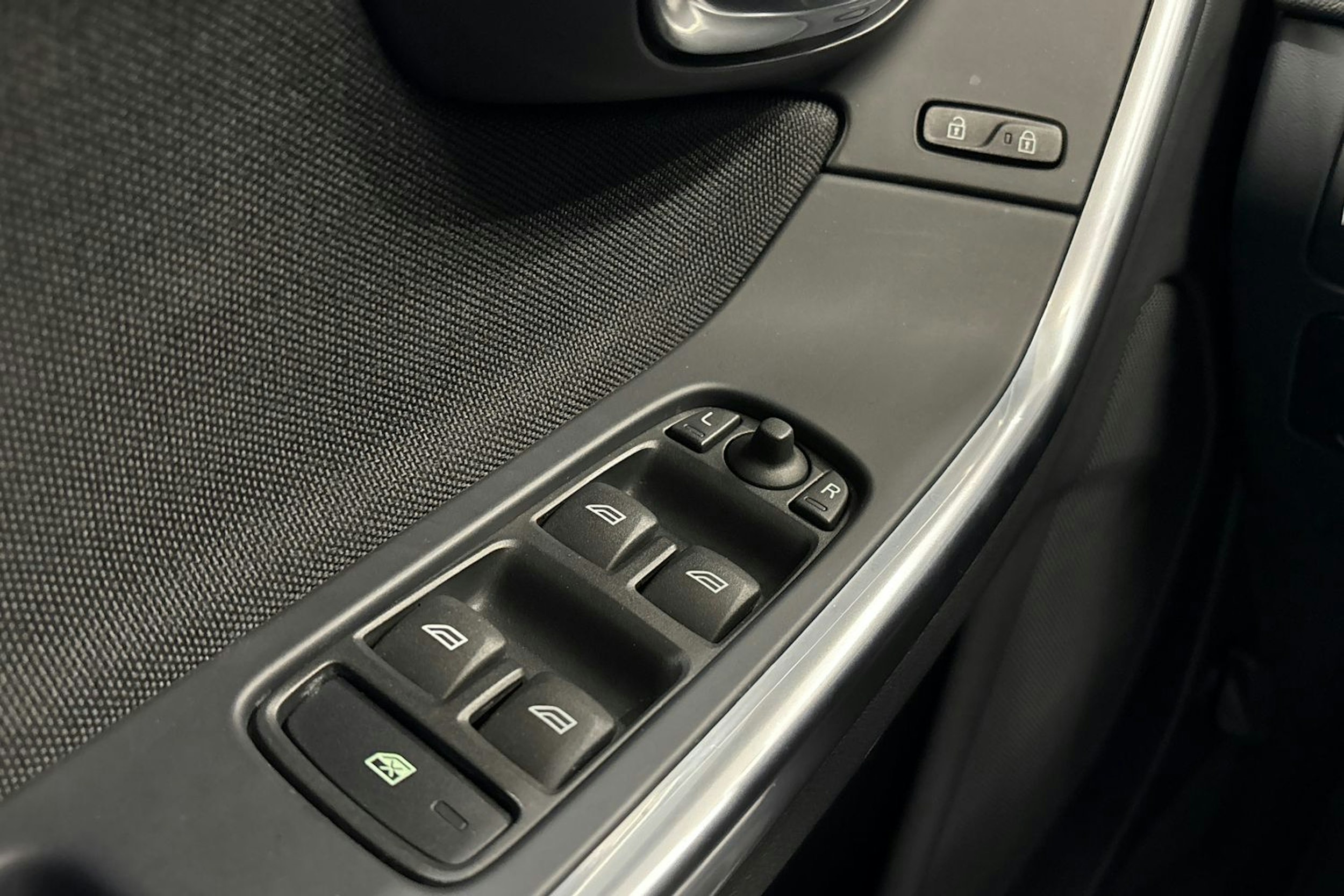 musta Volvo S60 2011 kuva 29.