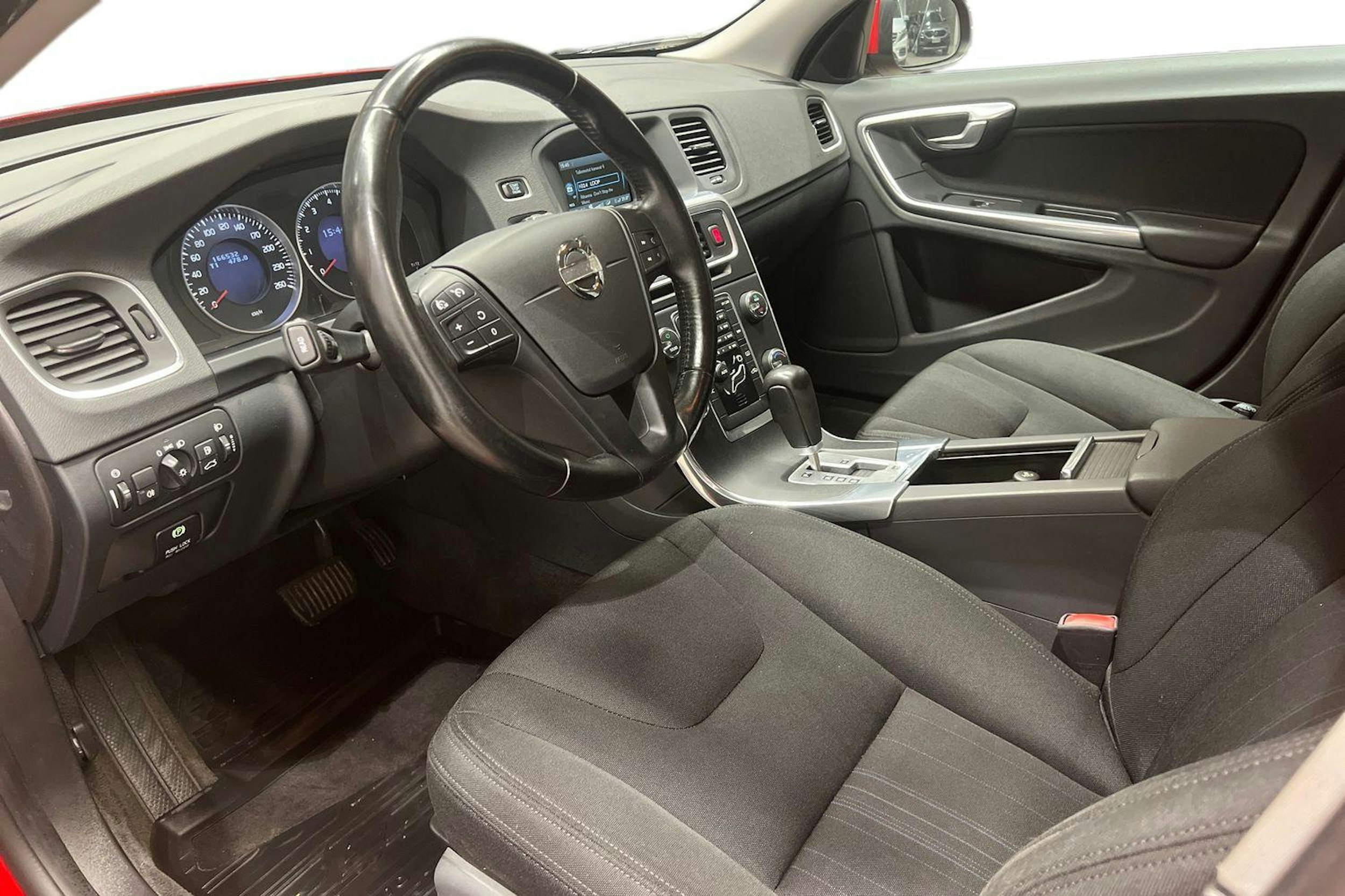 Punainen Volvo S60 2012 kuva 7.