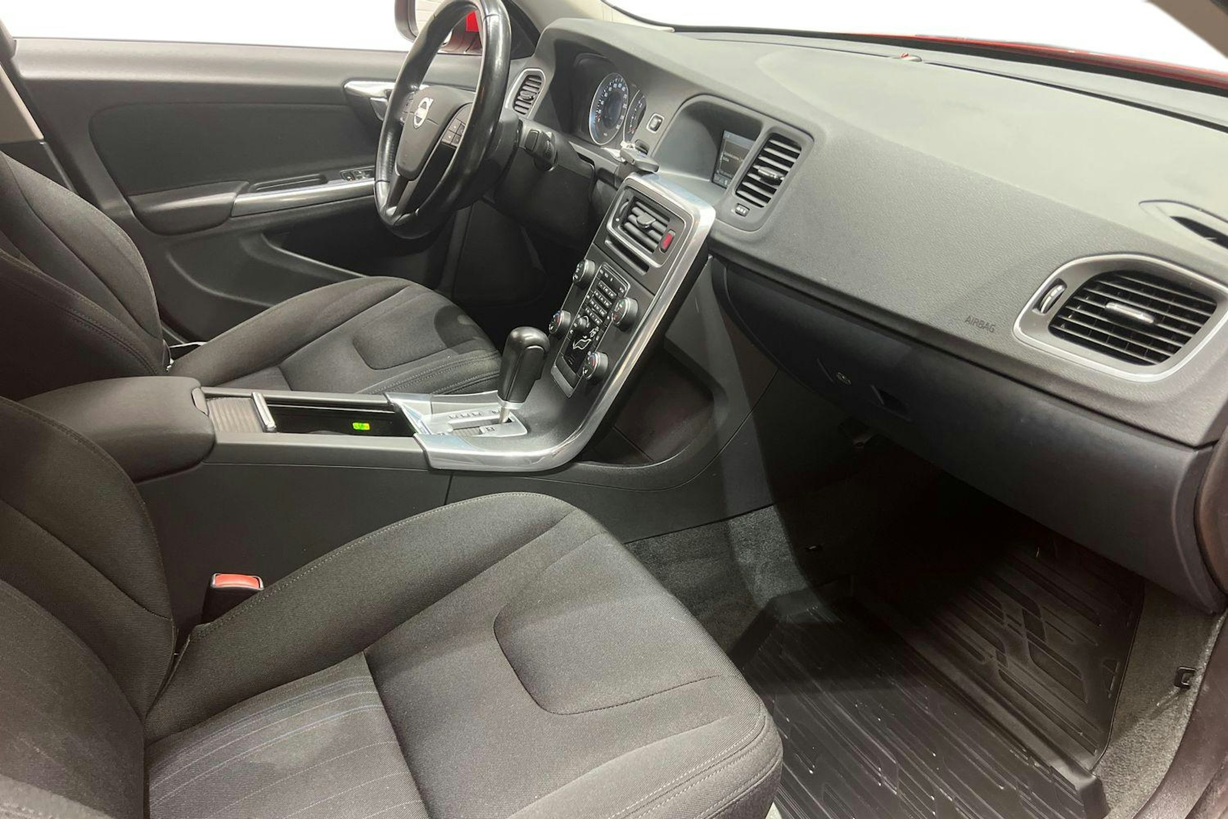 Punainen Volvo S60 2012 kuva 10.