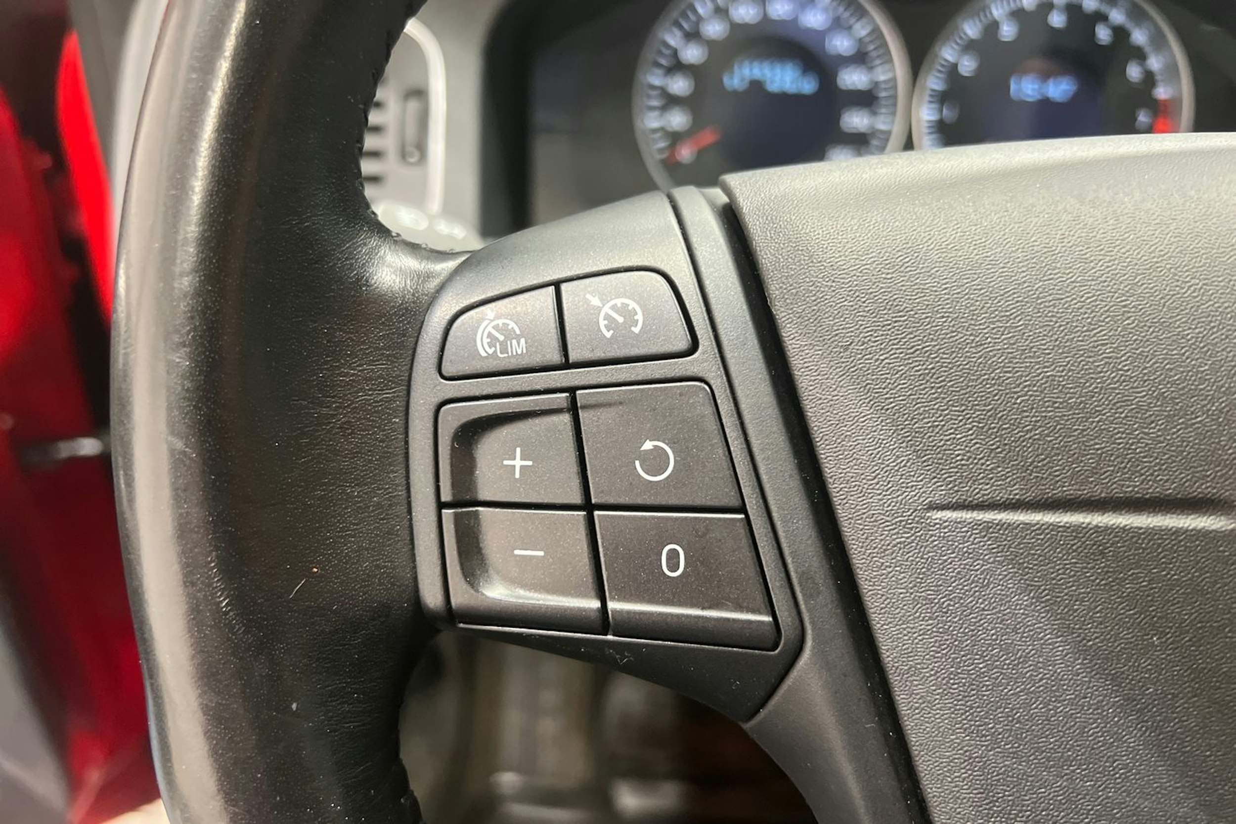 Punainen Volvo S60 2012 kuva 14.