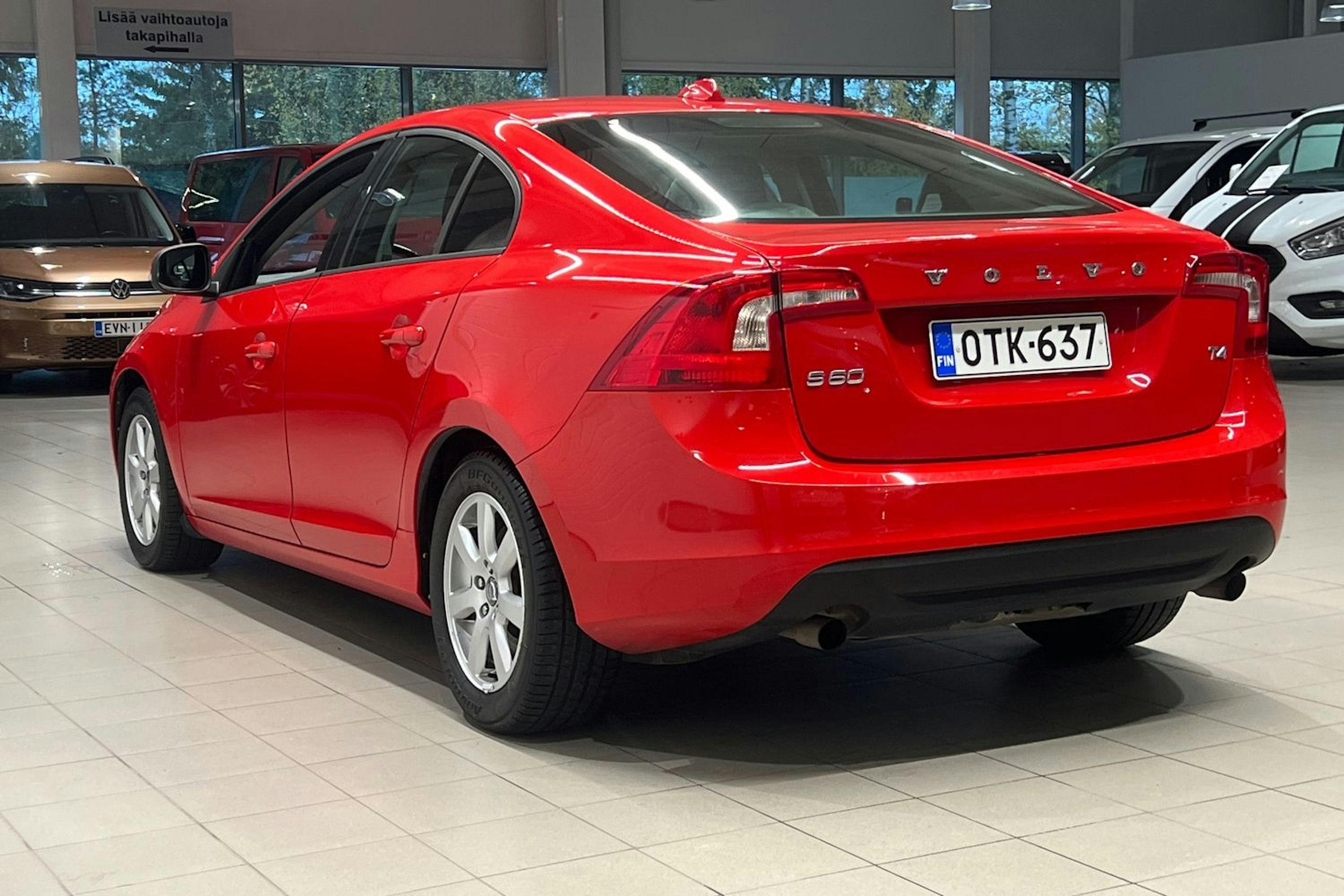 Punainen Volvo S60 2012 kuva 18.