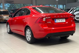 Punainen Volvo S60 2012 kuva 18.