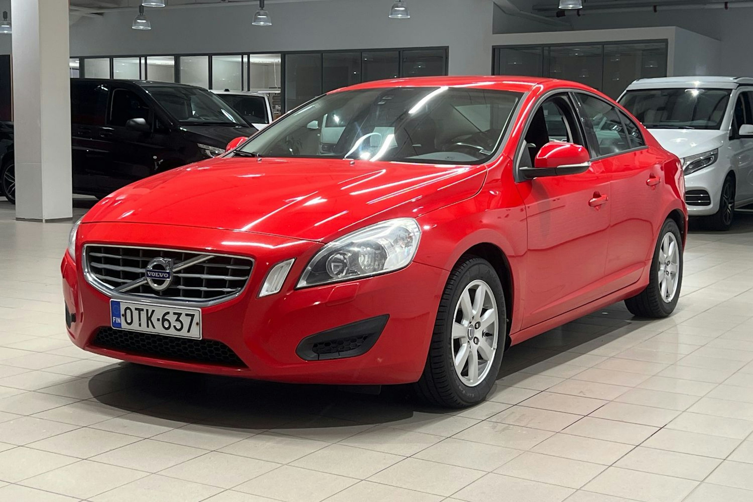 Punainen Volvo S60 2012 kuva 19.