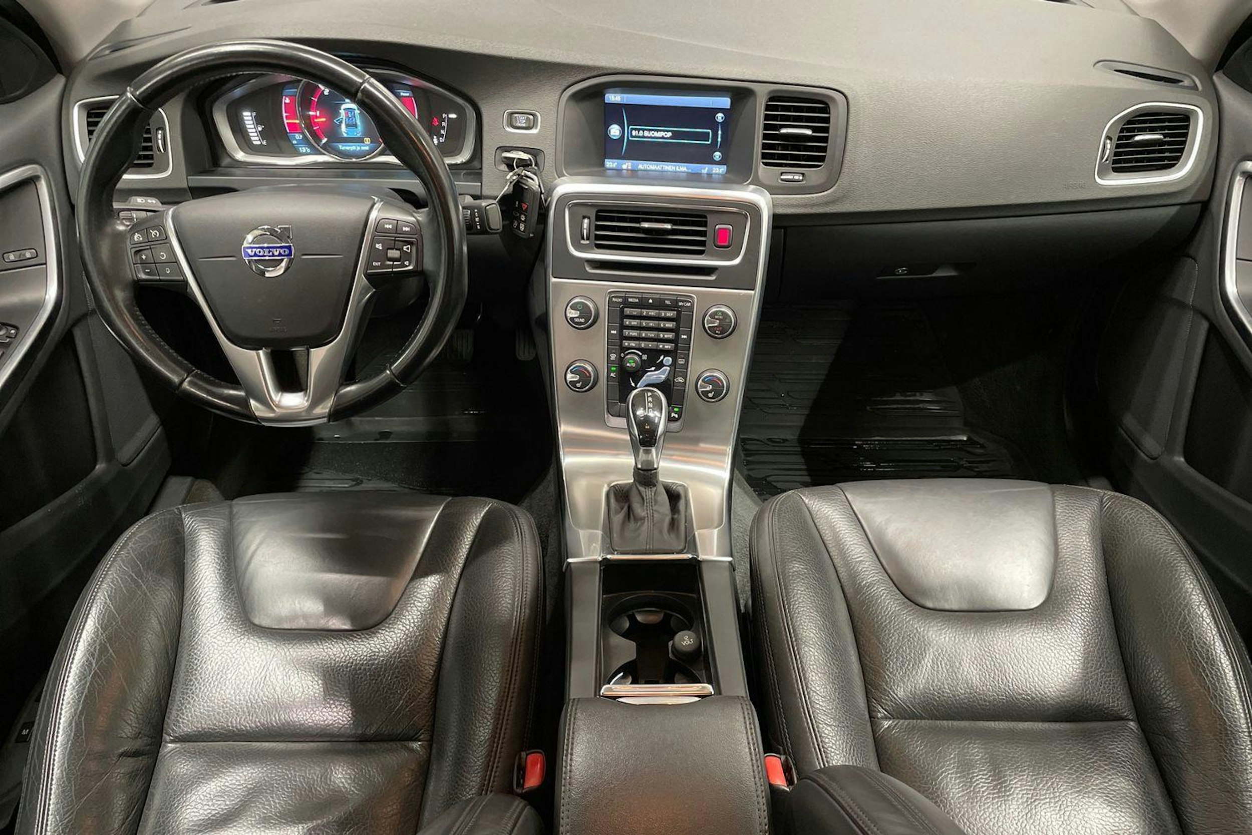 Valkoinen Volvo S60 2013 kuva 7.