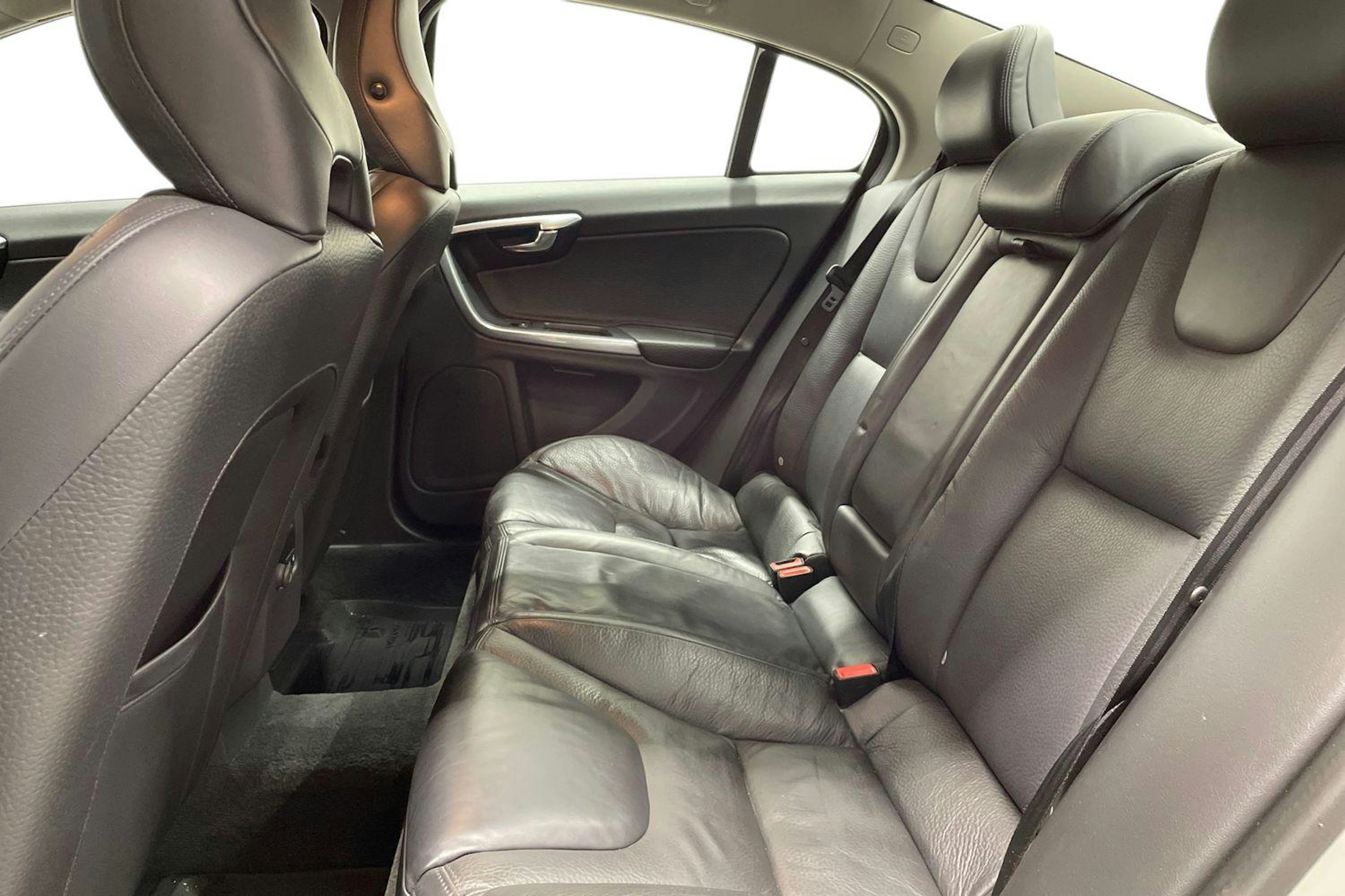 Valkoinen Volvo S60 2013 kuva 8.