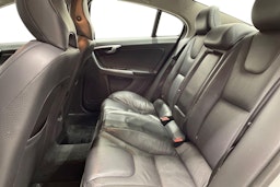 Valkoinen Volvo S60 2013 kuva 8.