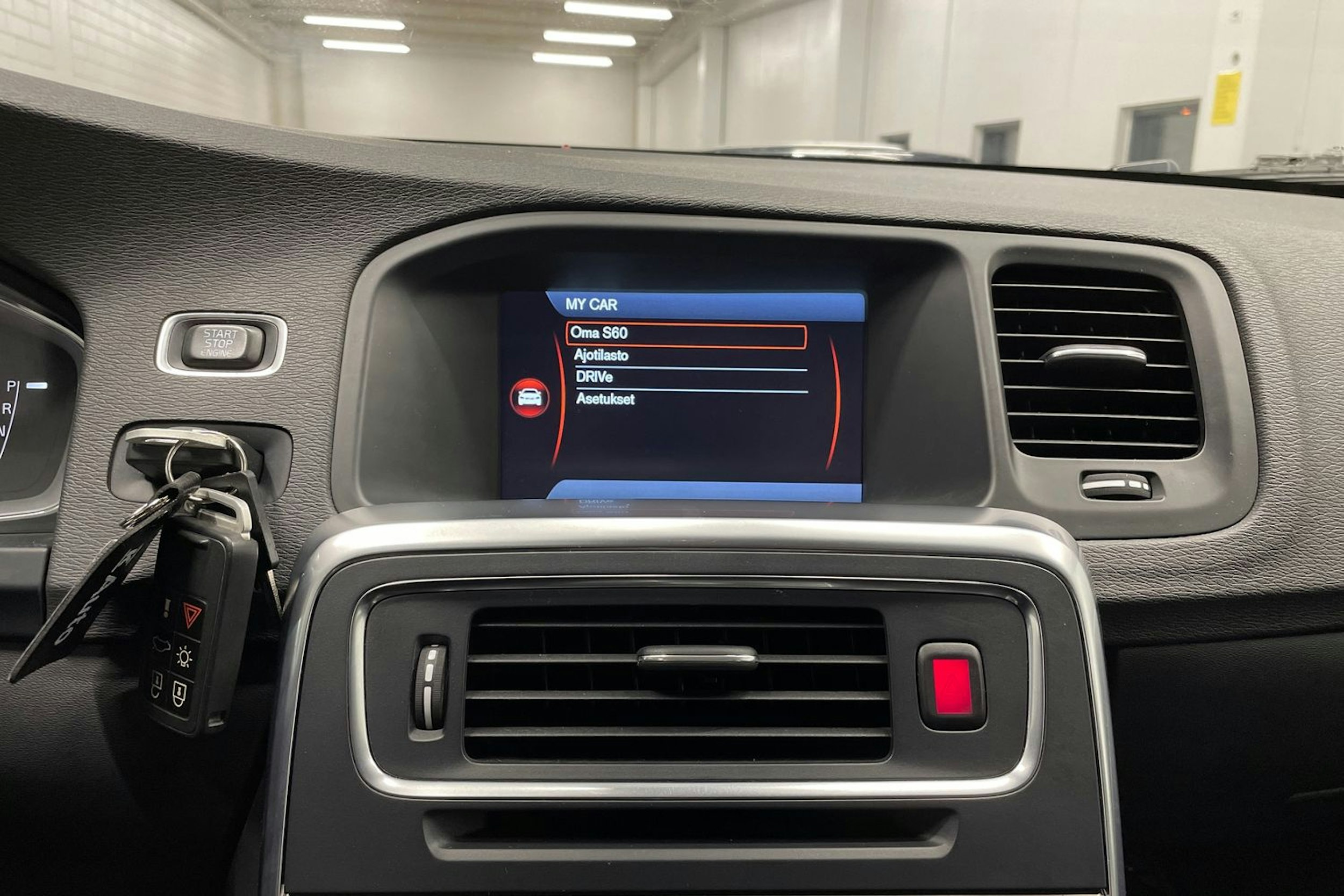 Valkoinen Volvo S60 2013 kuva 14.