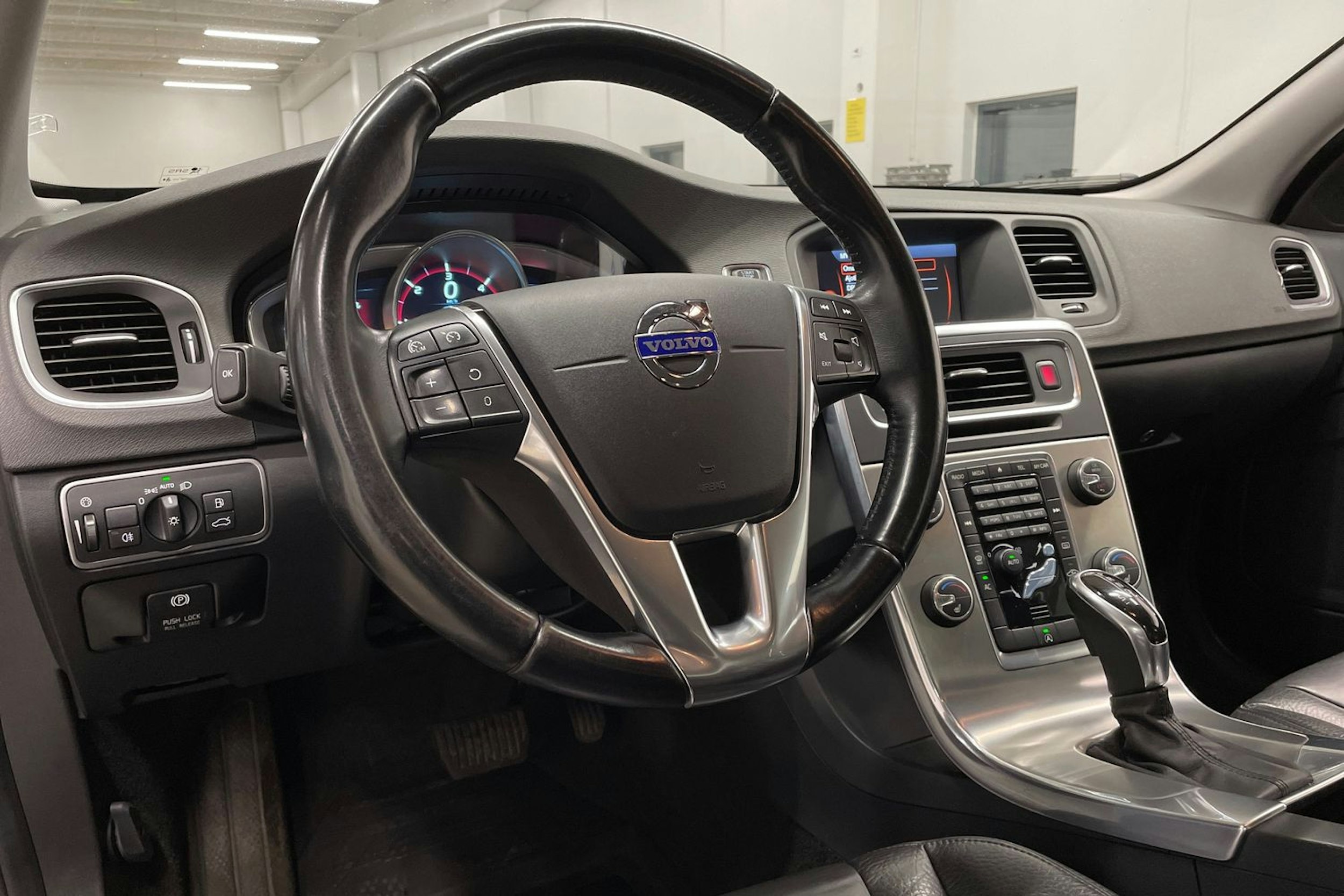 Valkoinen Volvo S60 2013 kuva 21.