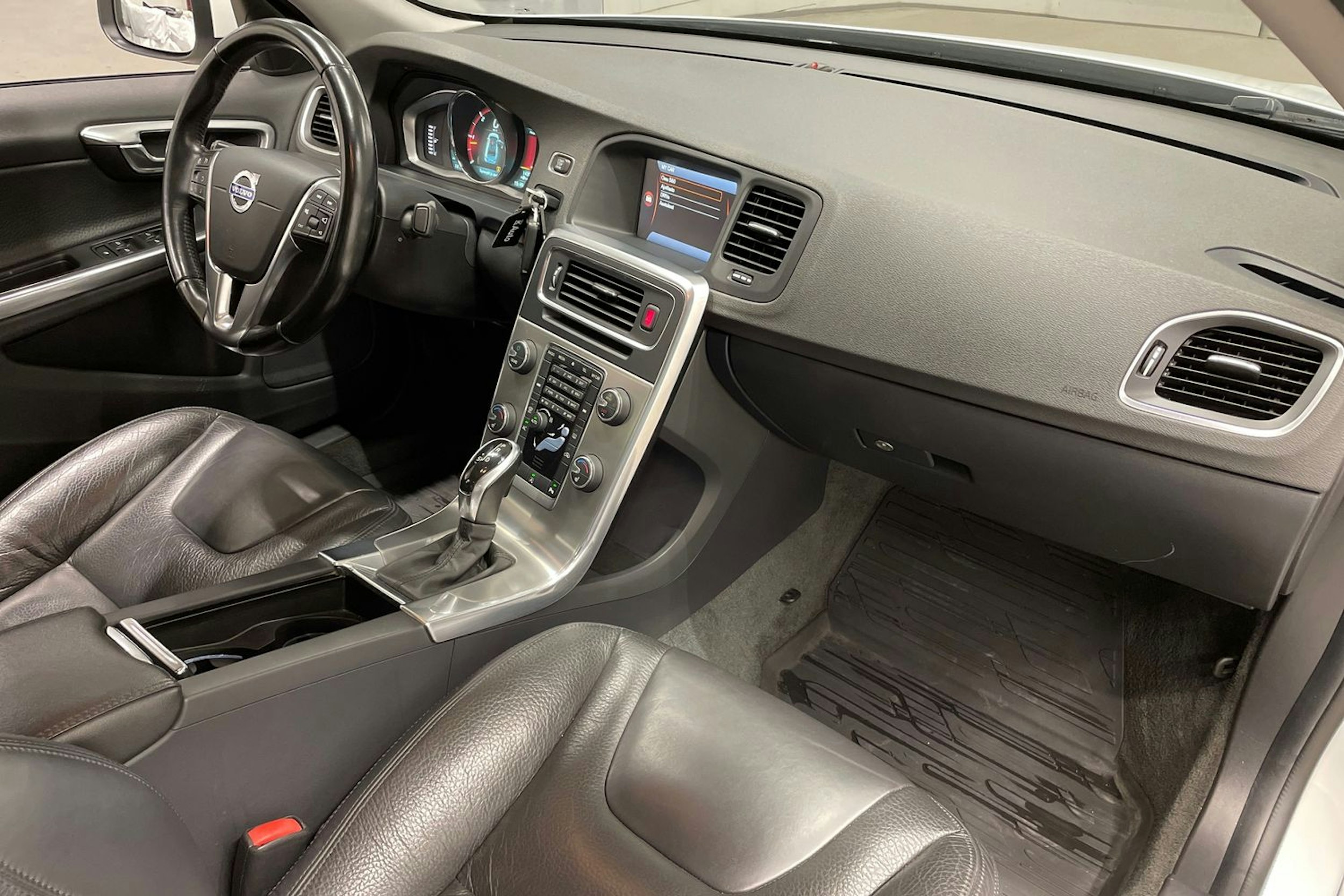 Valkoinen Volvo S60 2013 kuva 23.