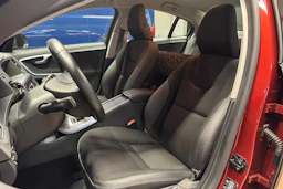 punainen Volvo S60 2013 kuva 4.