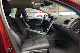 punainen Volvo S60 2013 kuva 11.