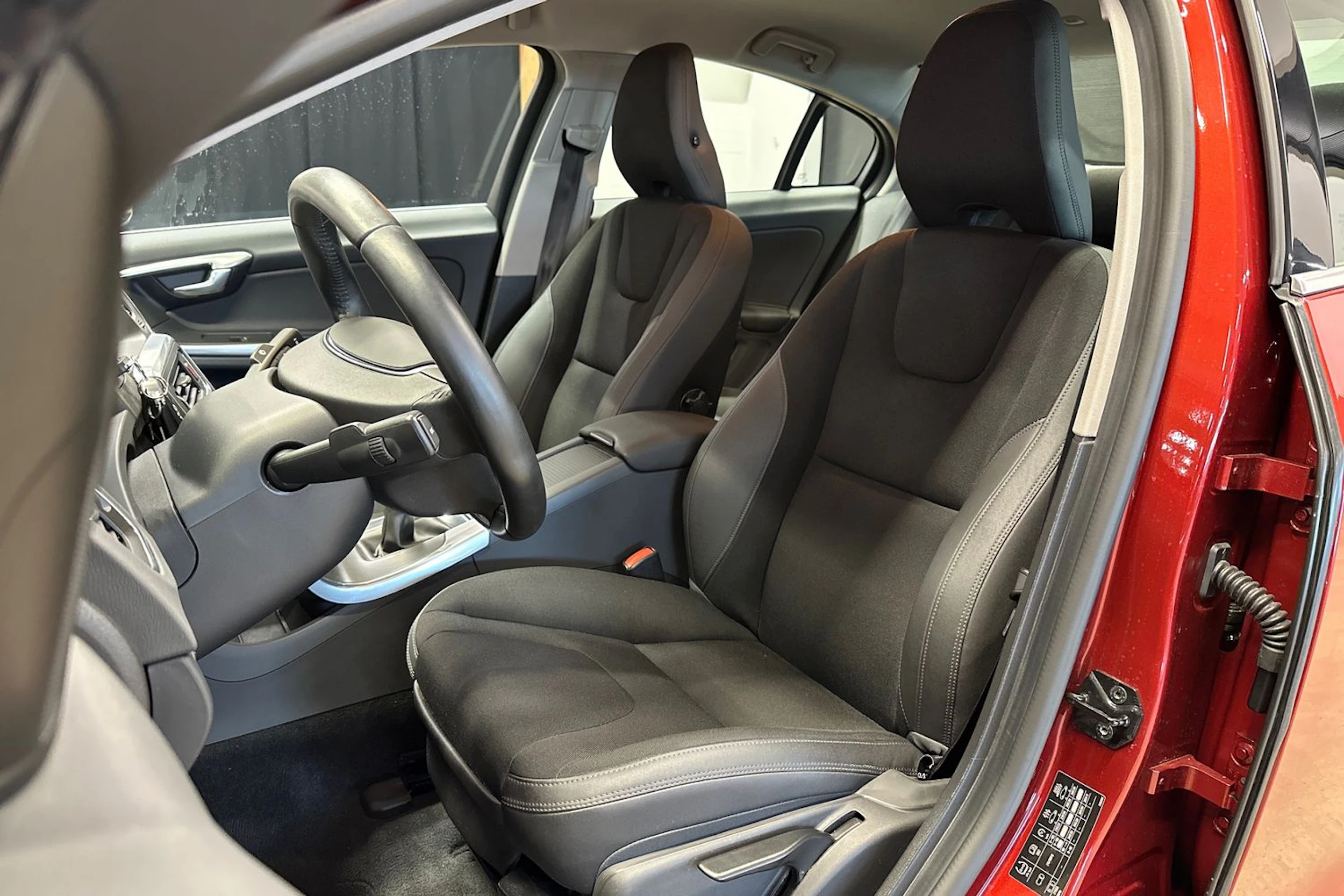 punainen Volvo S60 2013 kuva 13.