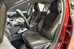 punainen Volvo S60 2013 kuva 13.
