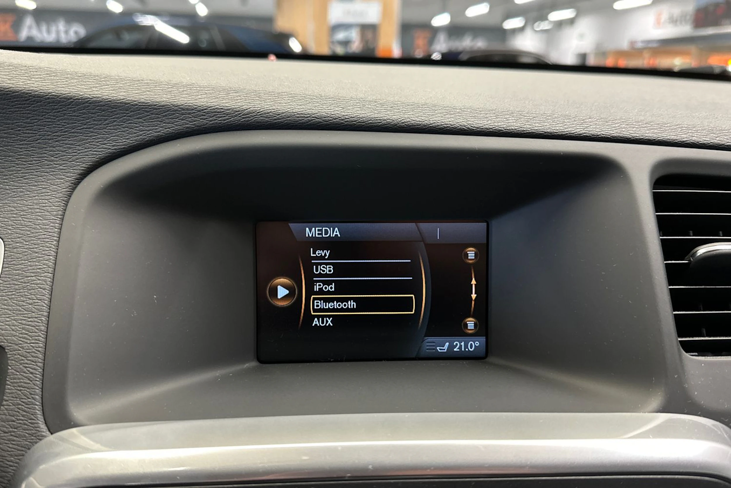 punainen Volvo S60 2013 kuva 14.