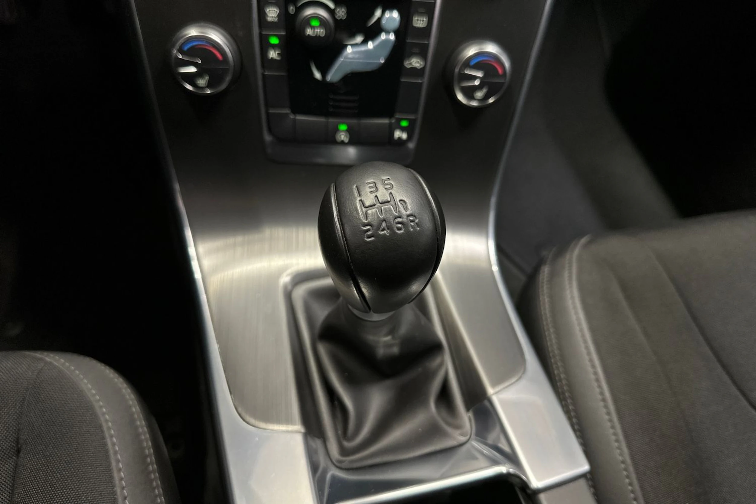 punainen Volvo S60 2013 kuva 17.