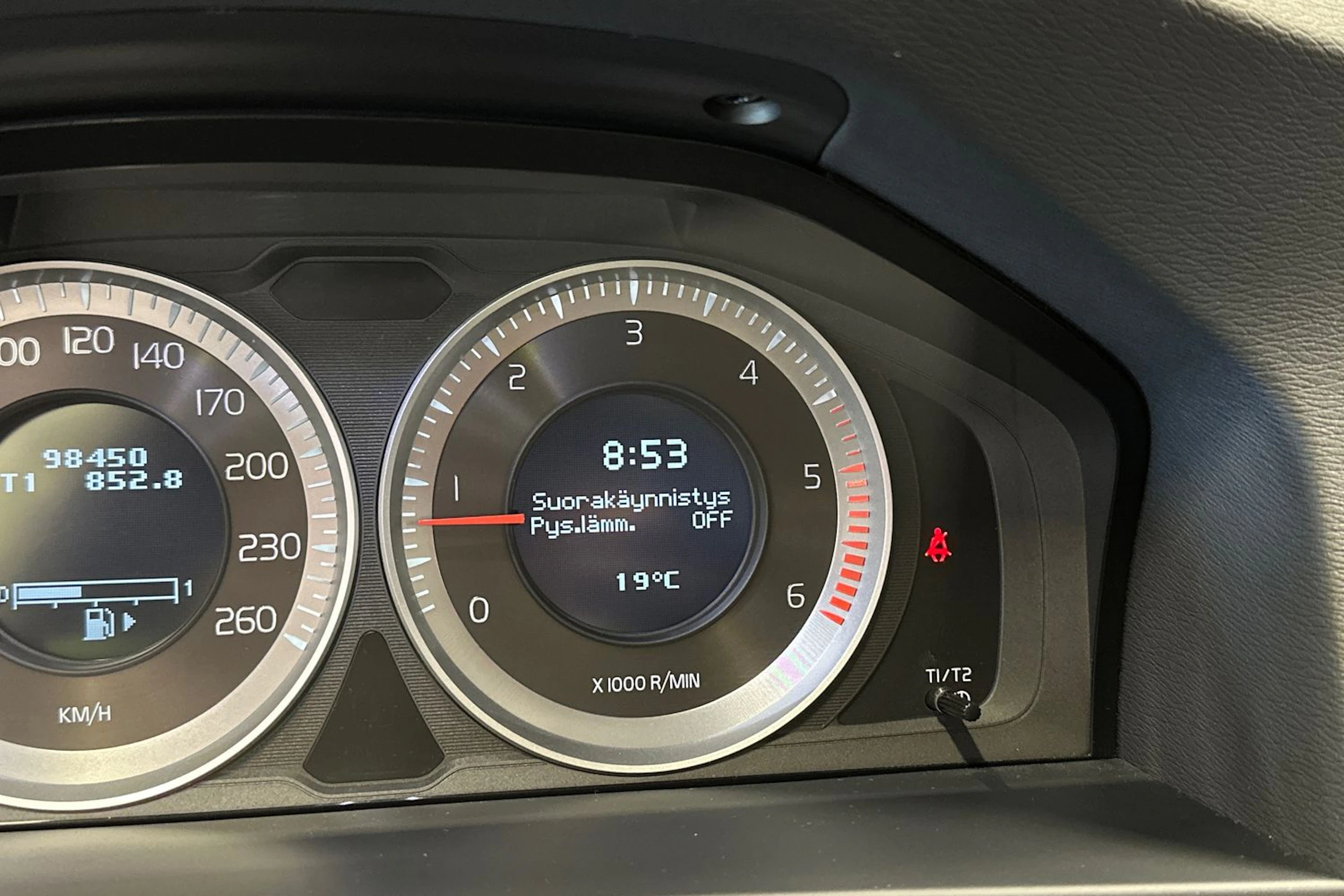 punainen Volvo S60 2013 kuva 20.