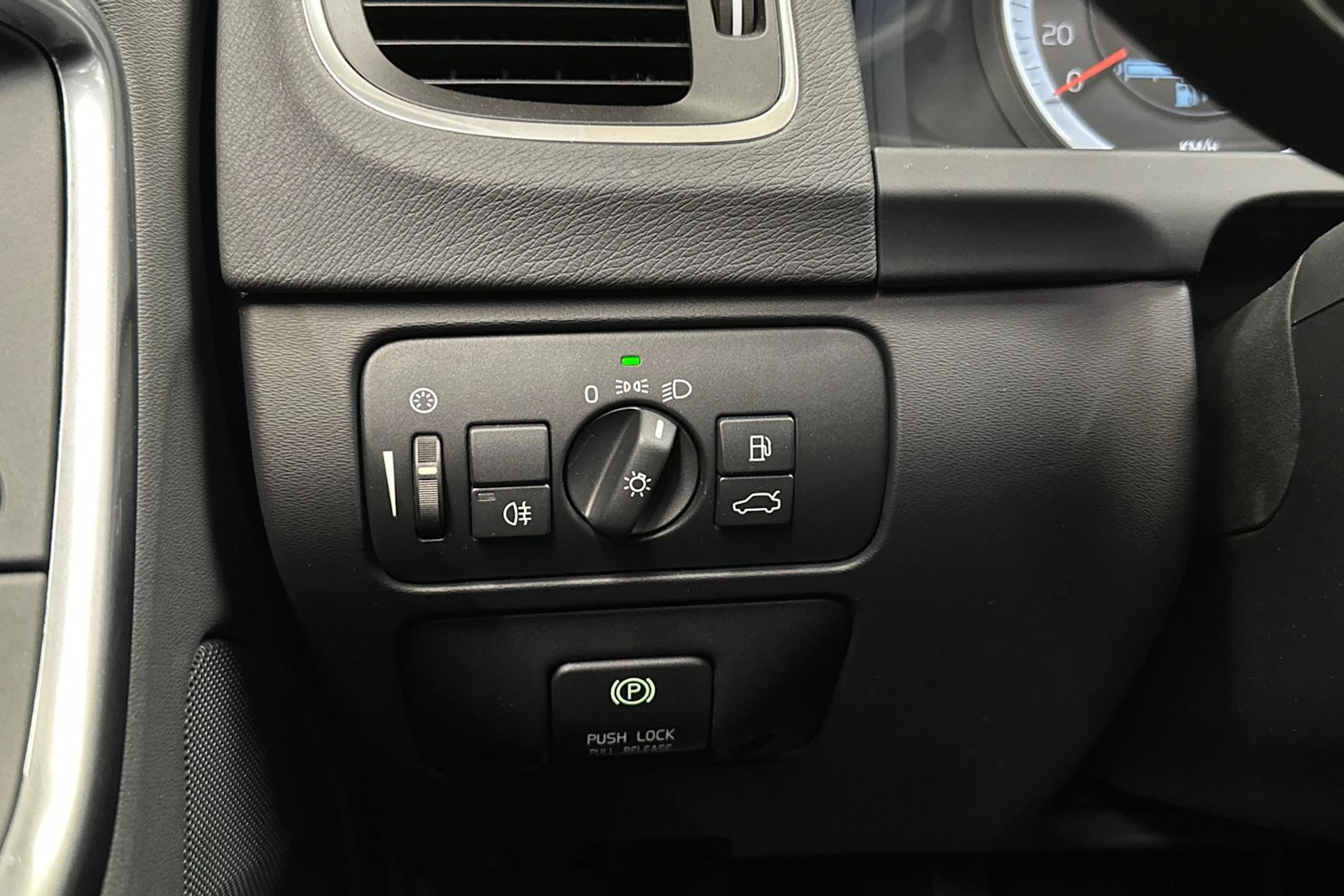 punainen Volvo S60 2013 kuva 23.