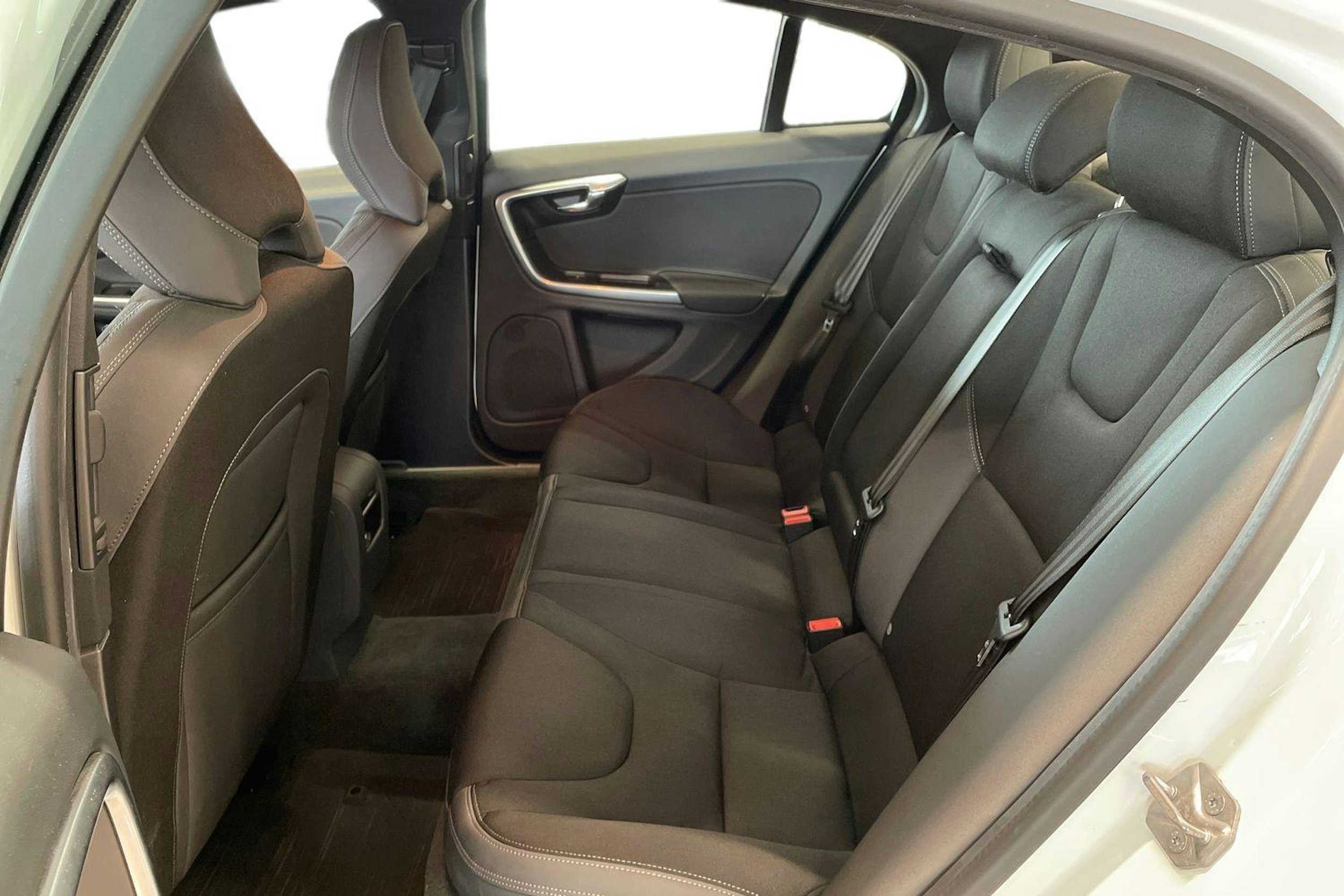 valkoinen Volvo S60 2014 kuva 10.