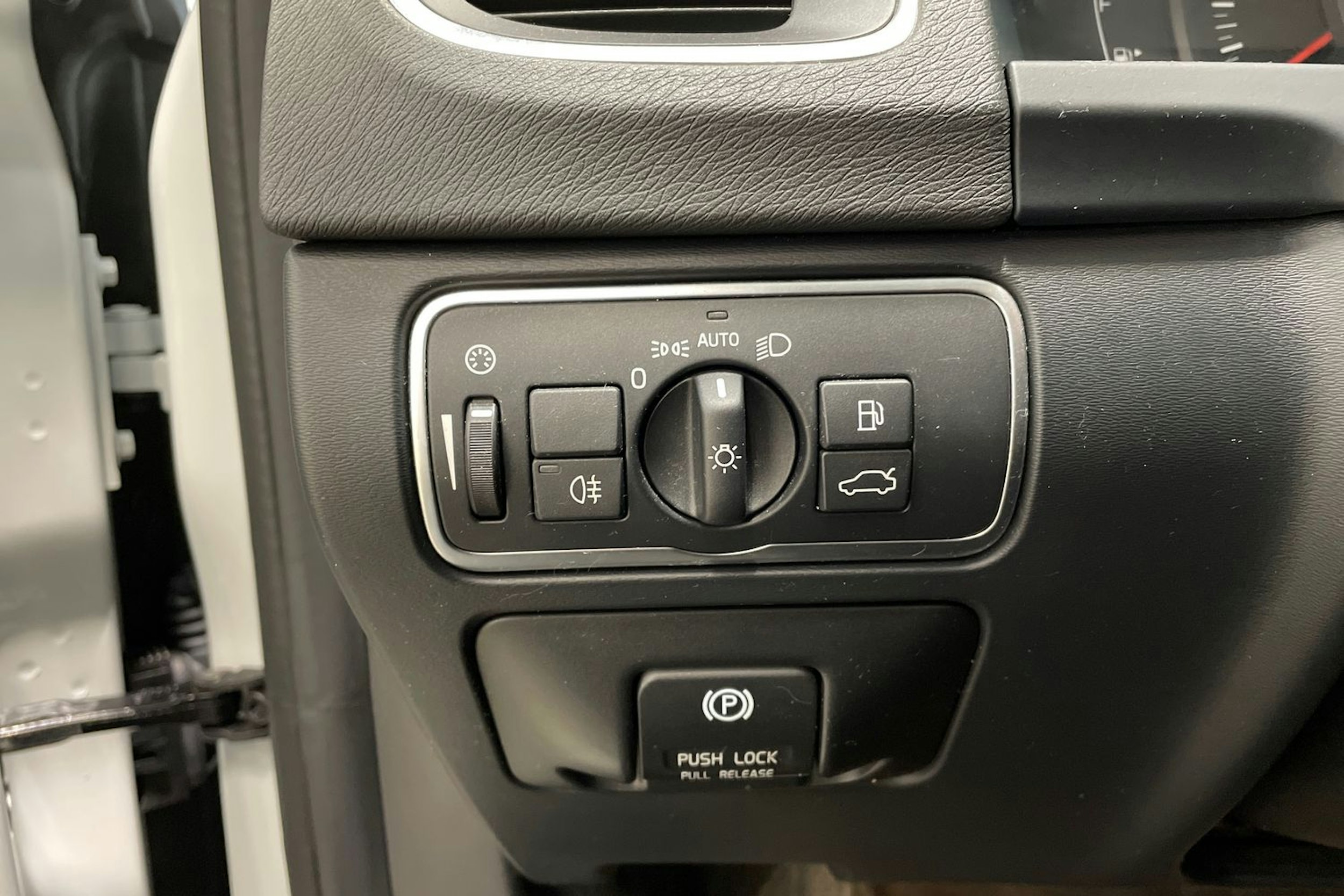 valkoinen Volvo S60 2014 kuva 14.