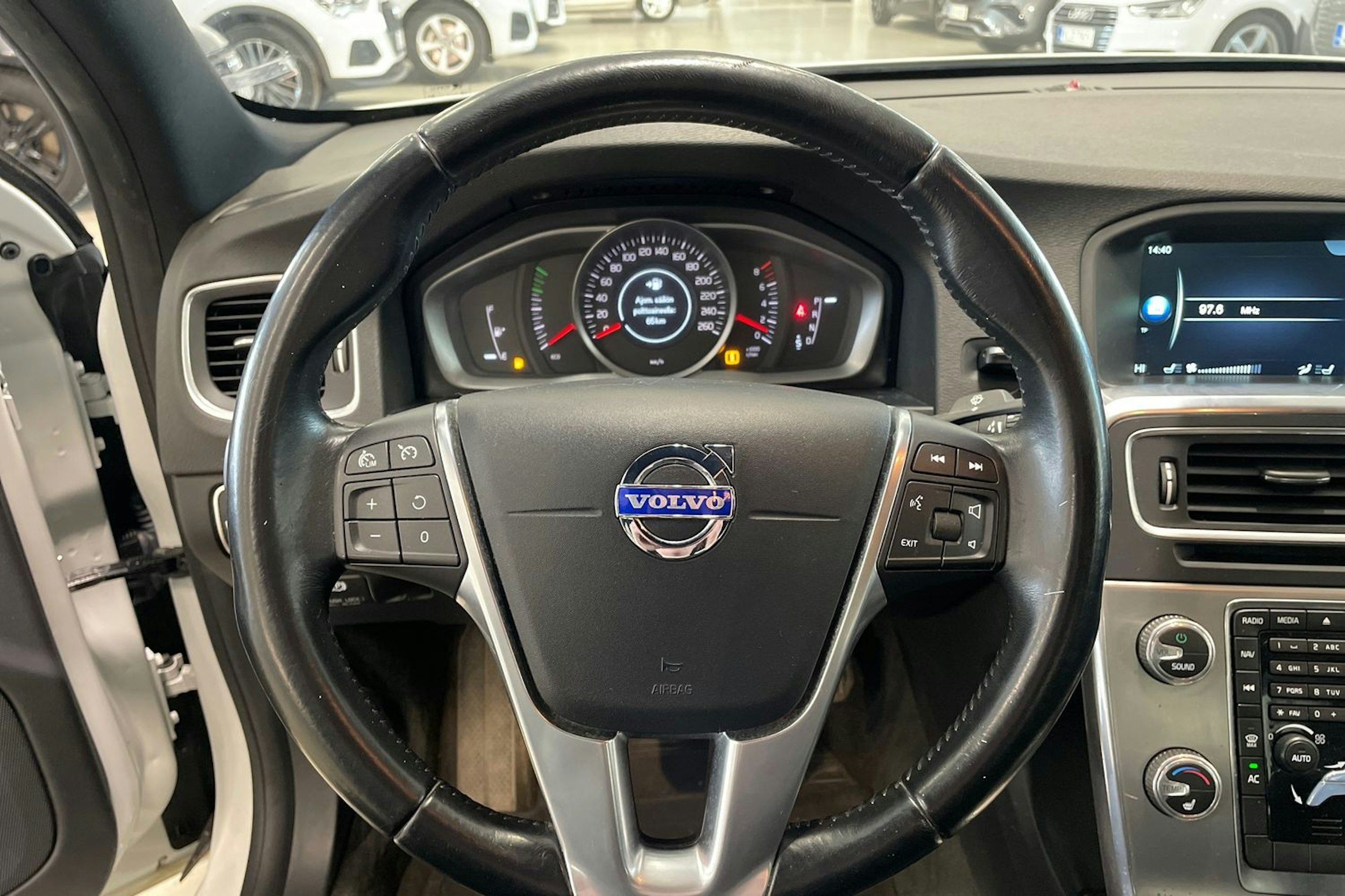 valkoinen Volvo S60 2014 kuva 15.