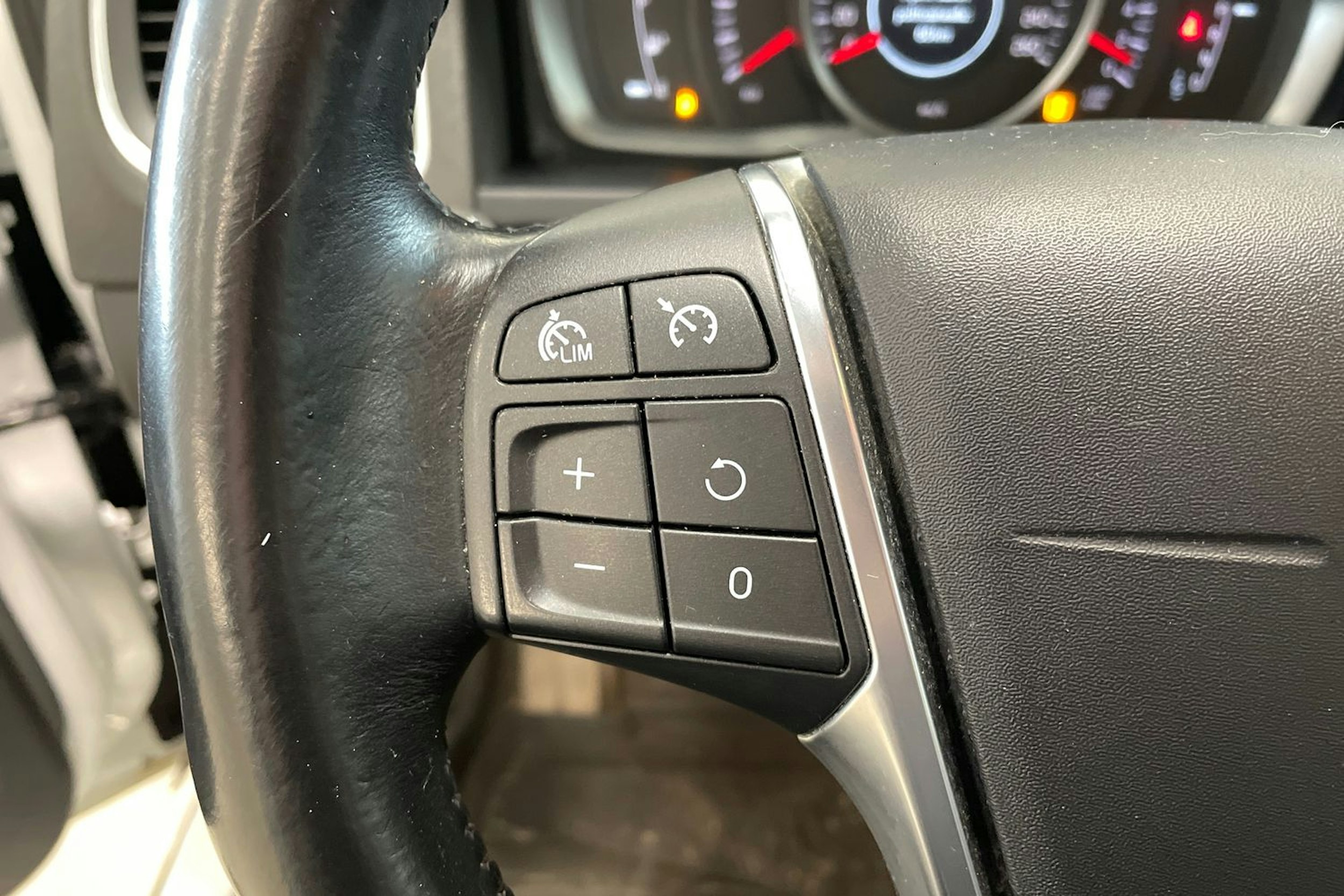 valkoinen Volvo S60 2014 kuva 16.