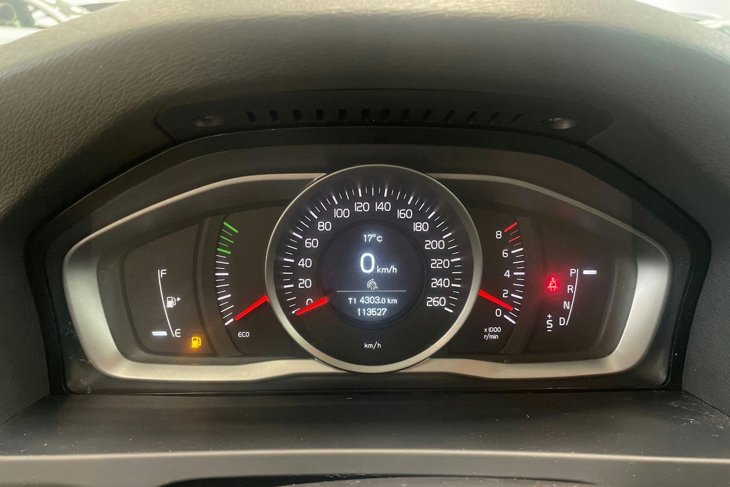 valkoinen Volvo S60 2014 kuva 18.