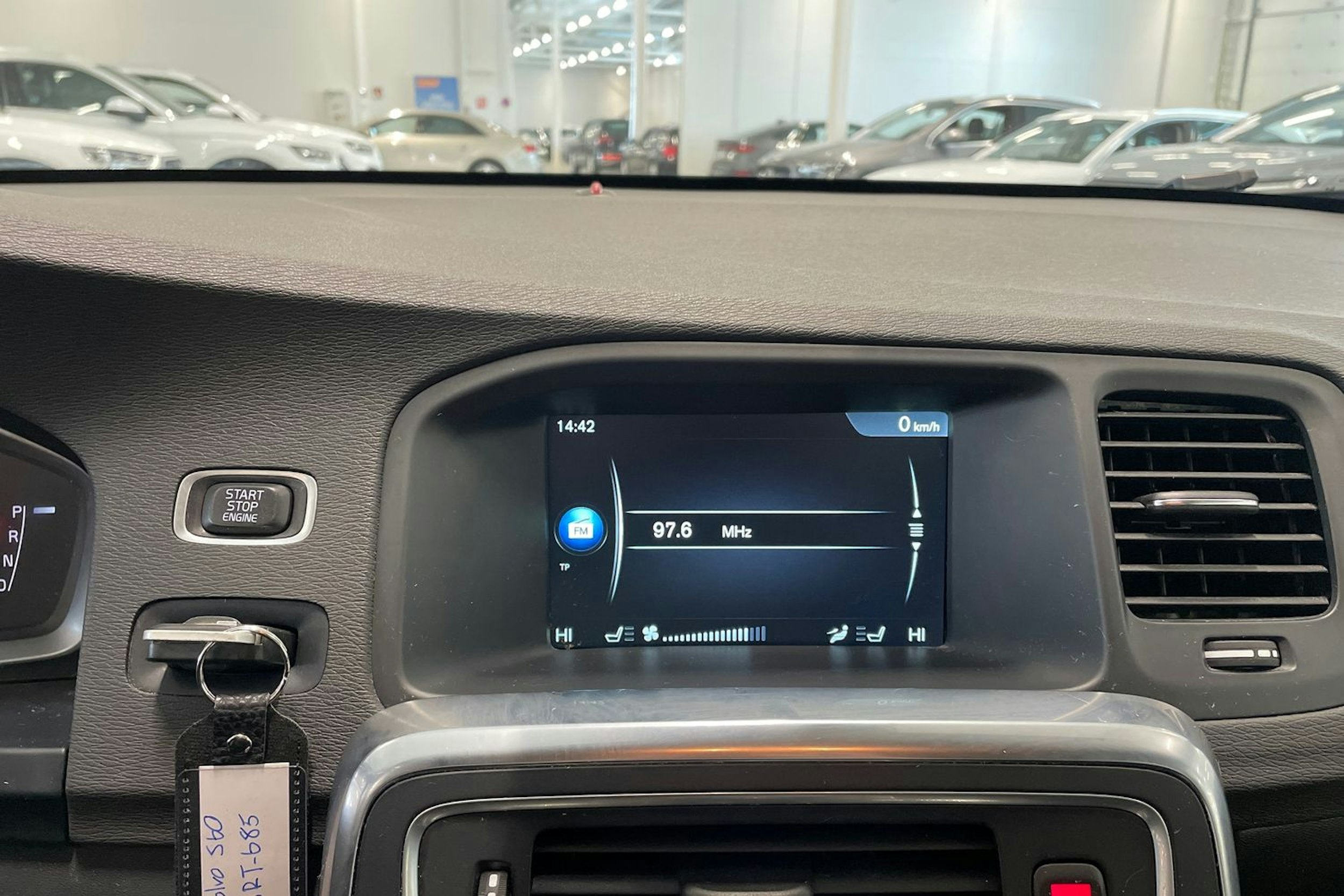 valkoinen Volvo S60 2014 kuva 19.