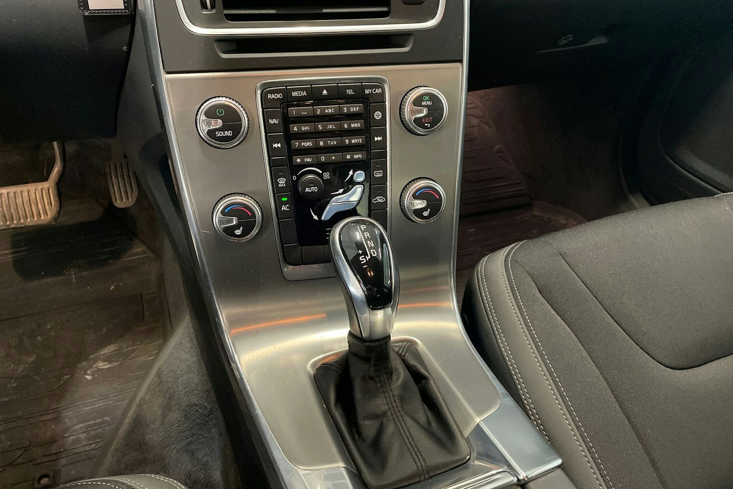 valkoinen Volvo S60 2014 kuva 20.