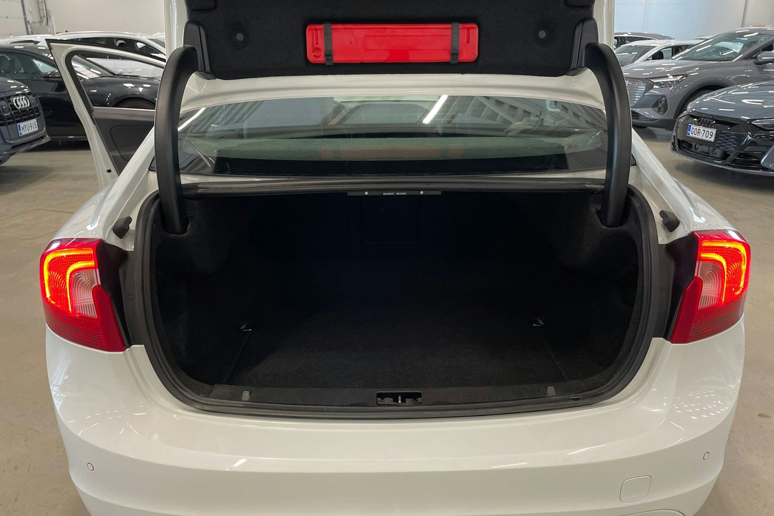 valkoinen Volvo S60 2014 kuva 24.