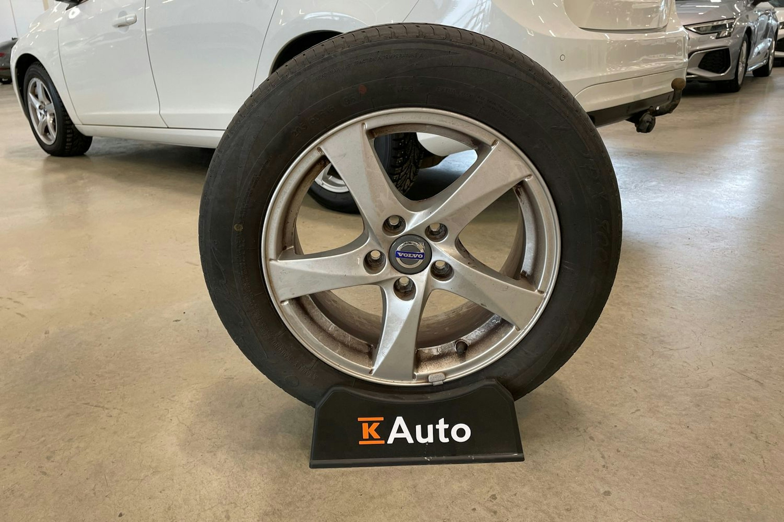 valkoinen Volvo S60 2014 kuva 28.