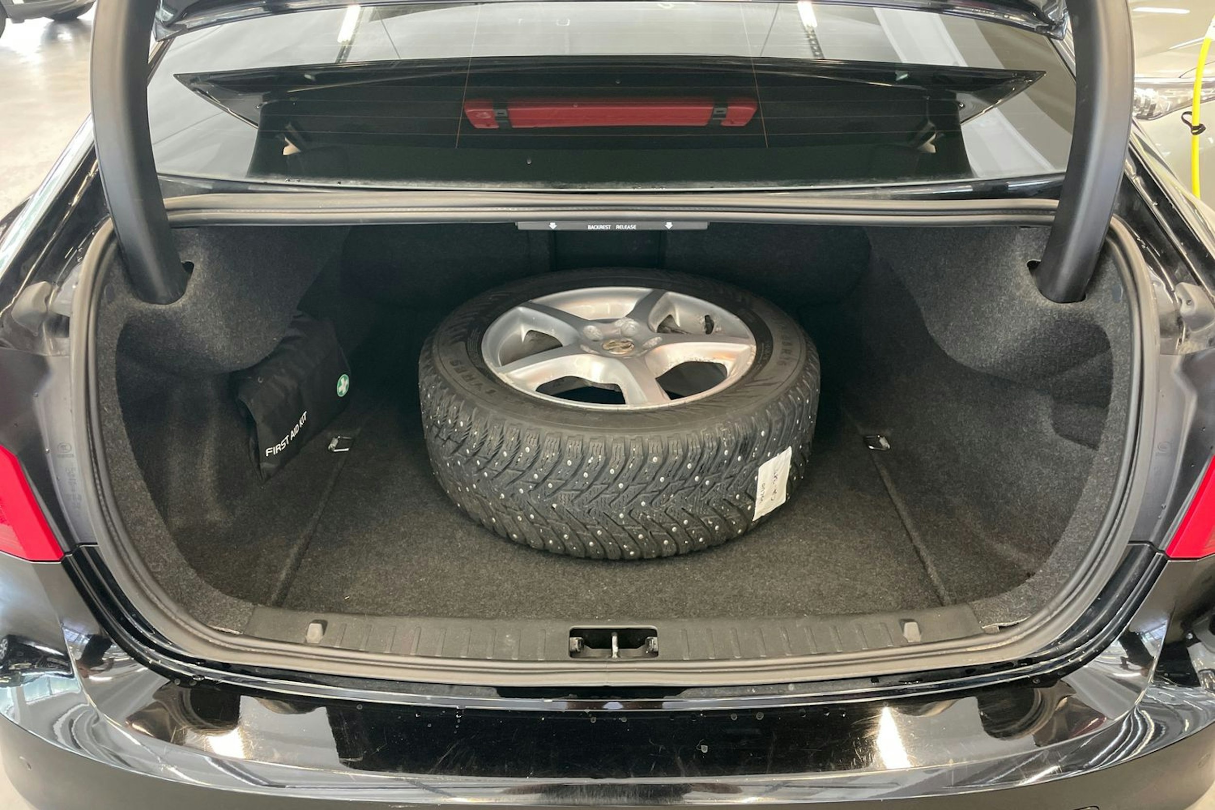 musta Volvo S60 2014 kuva 14.