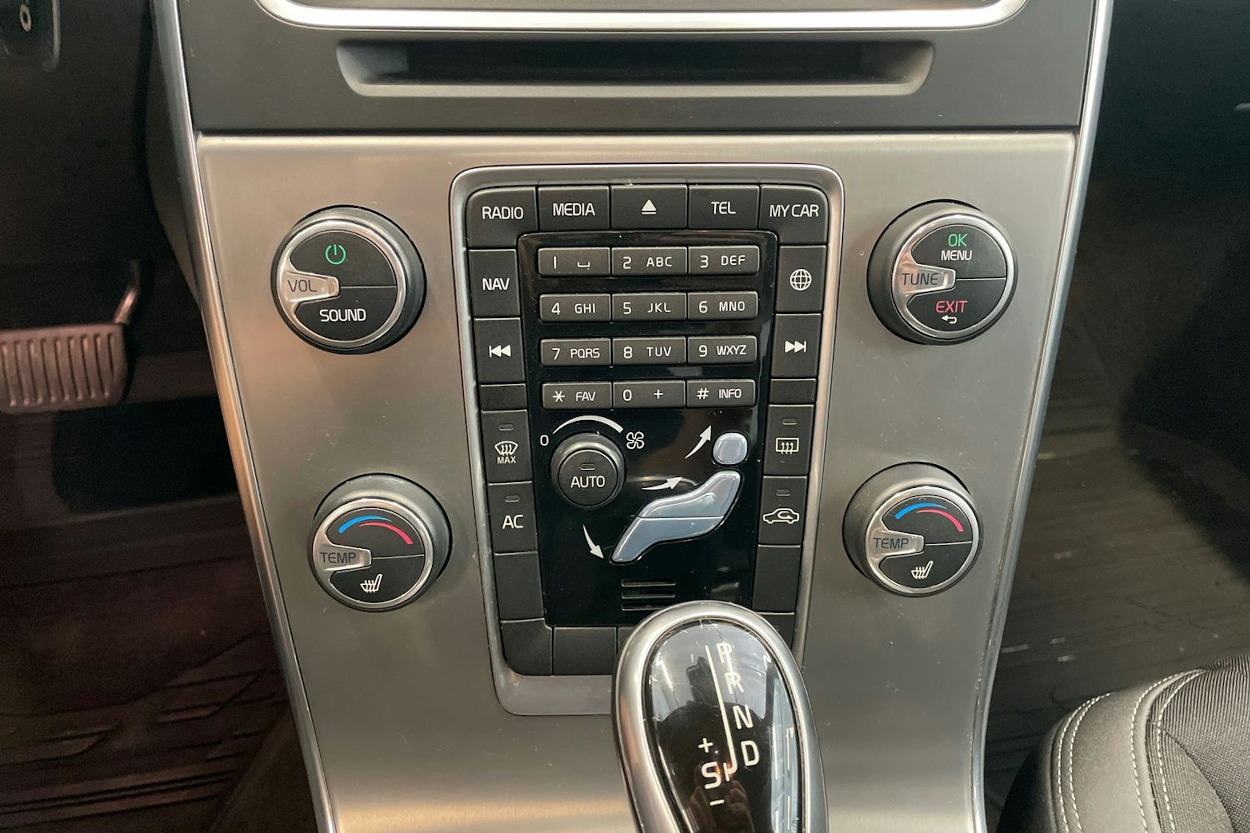 musta Volvo S60 2014 kuva 16.