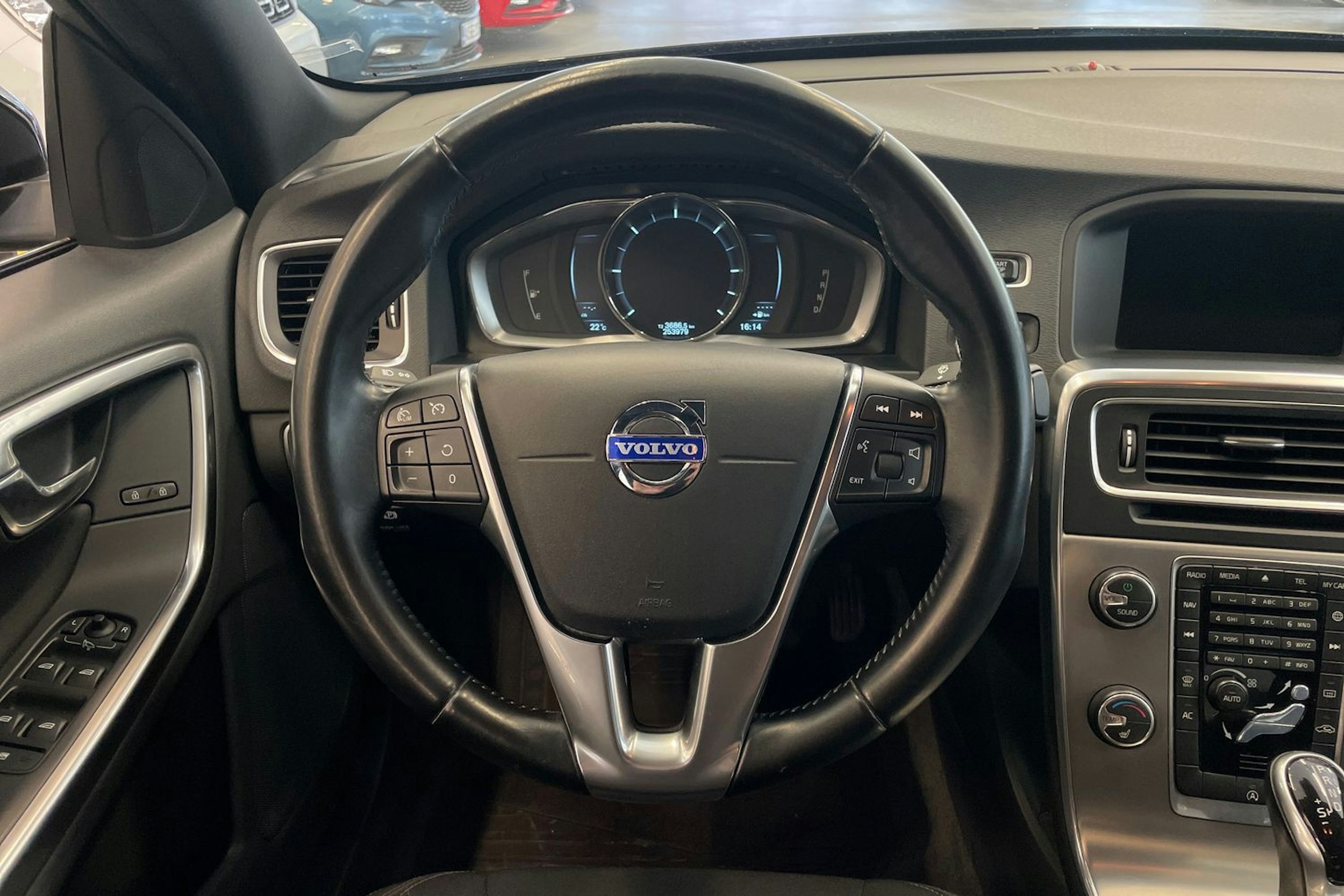 musta Volvo S60 2014 kuva 18.