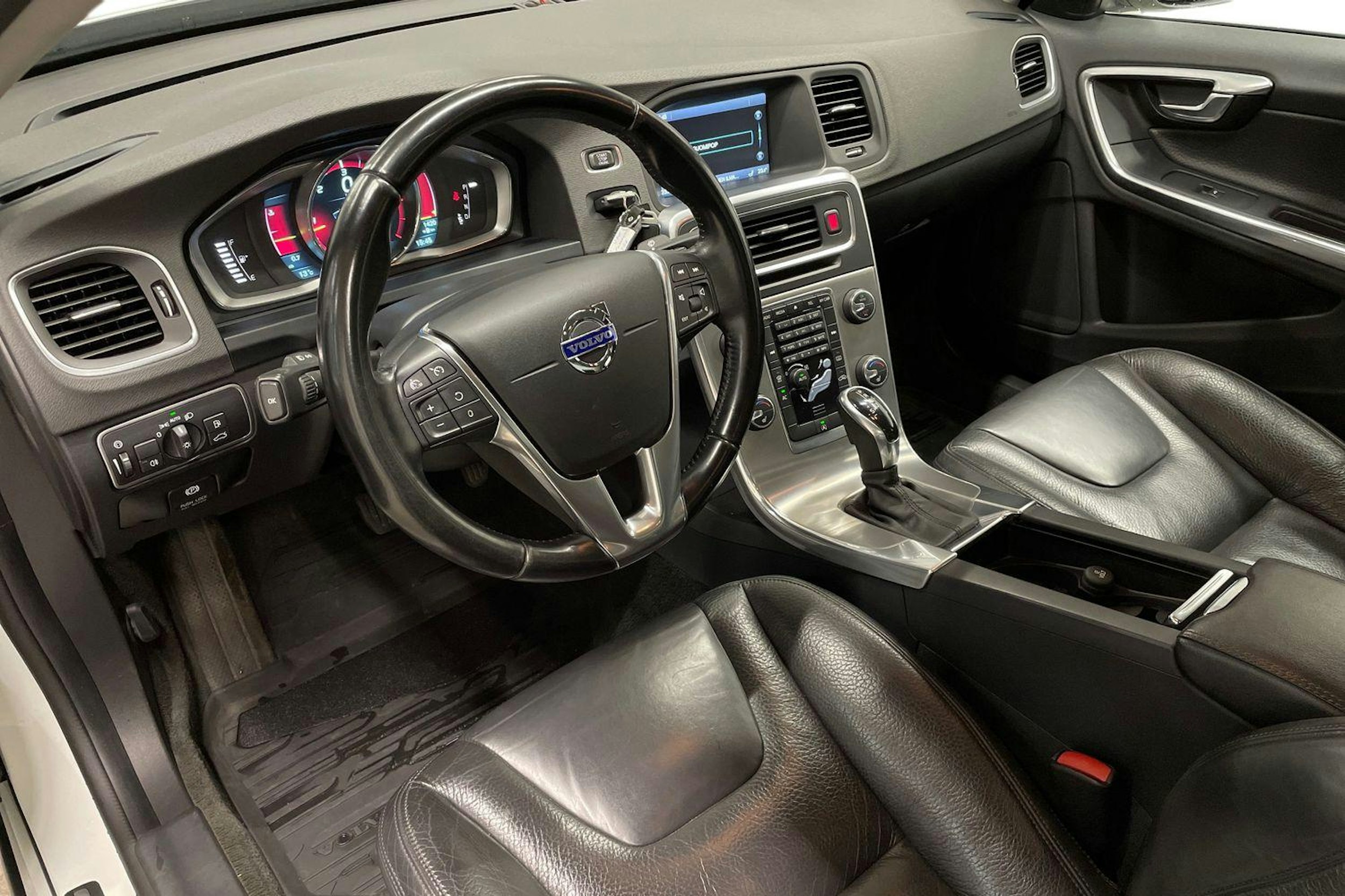 valkoinen Volvo S60 2014 kuva 6.