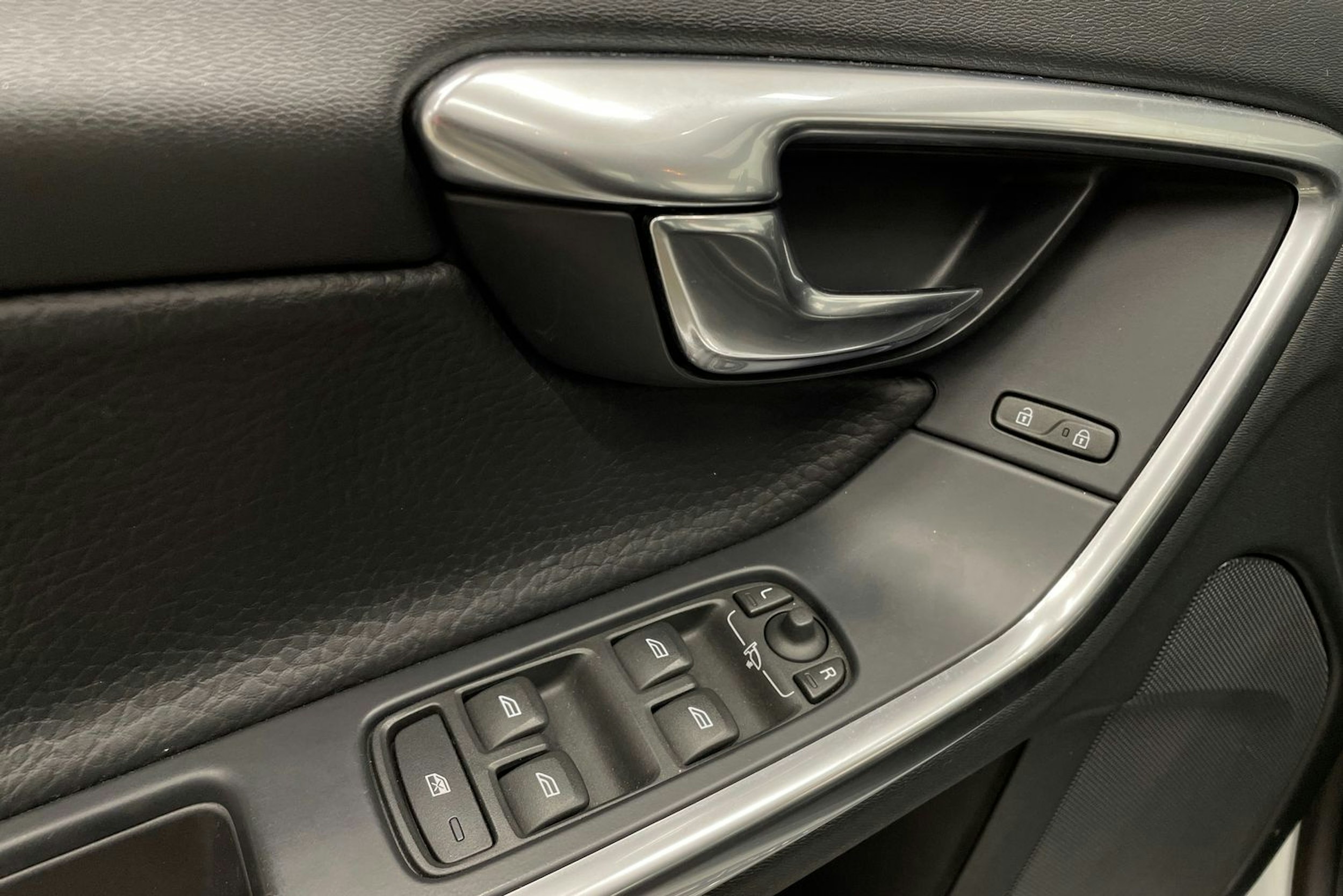 valkoinen Volvo S60 2014 kuva 19.