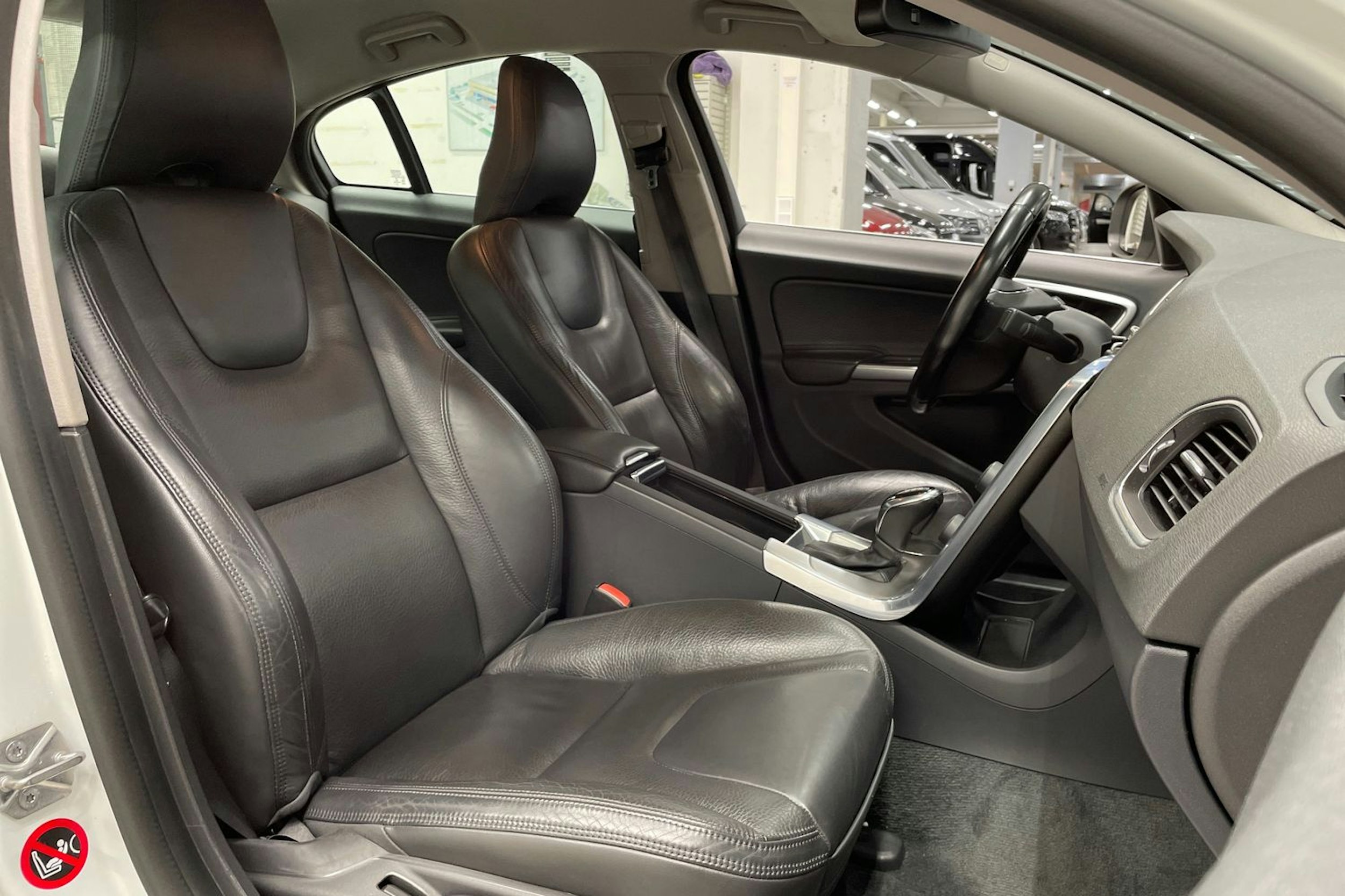 valkoinen Volvo S60 2014 kuva 22.