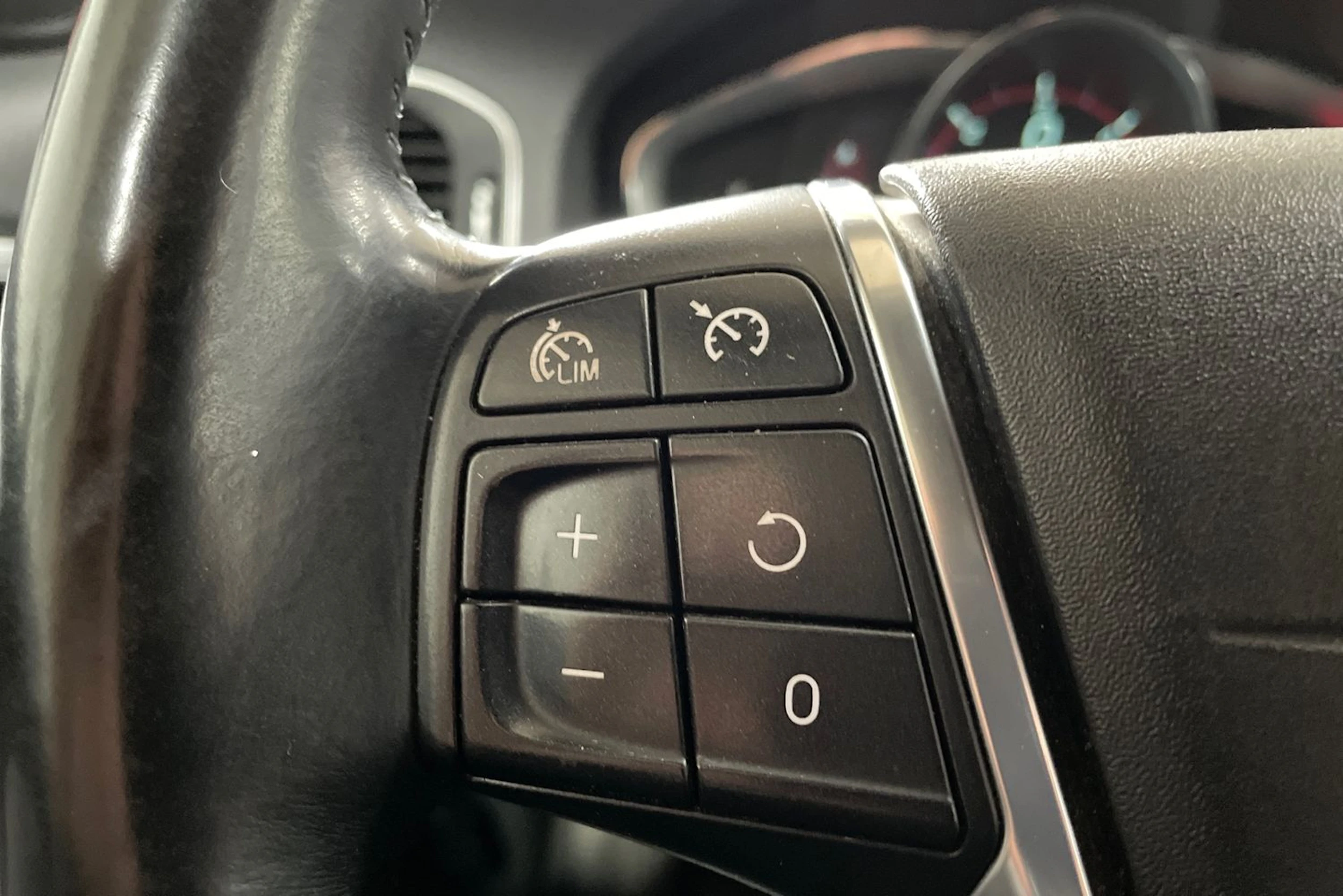 Punainen Volvo S60 2014 kuva 16.