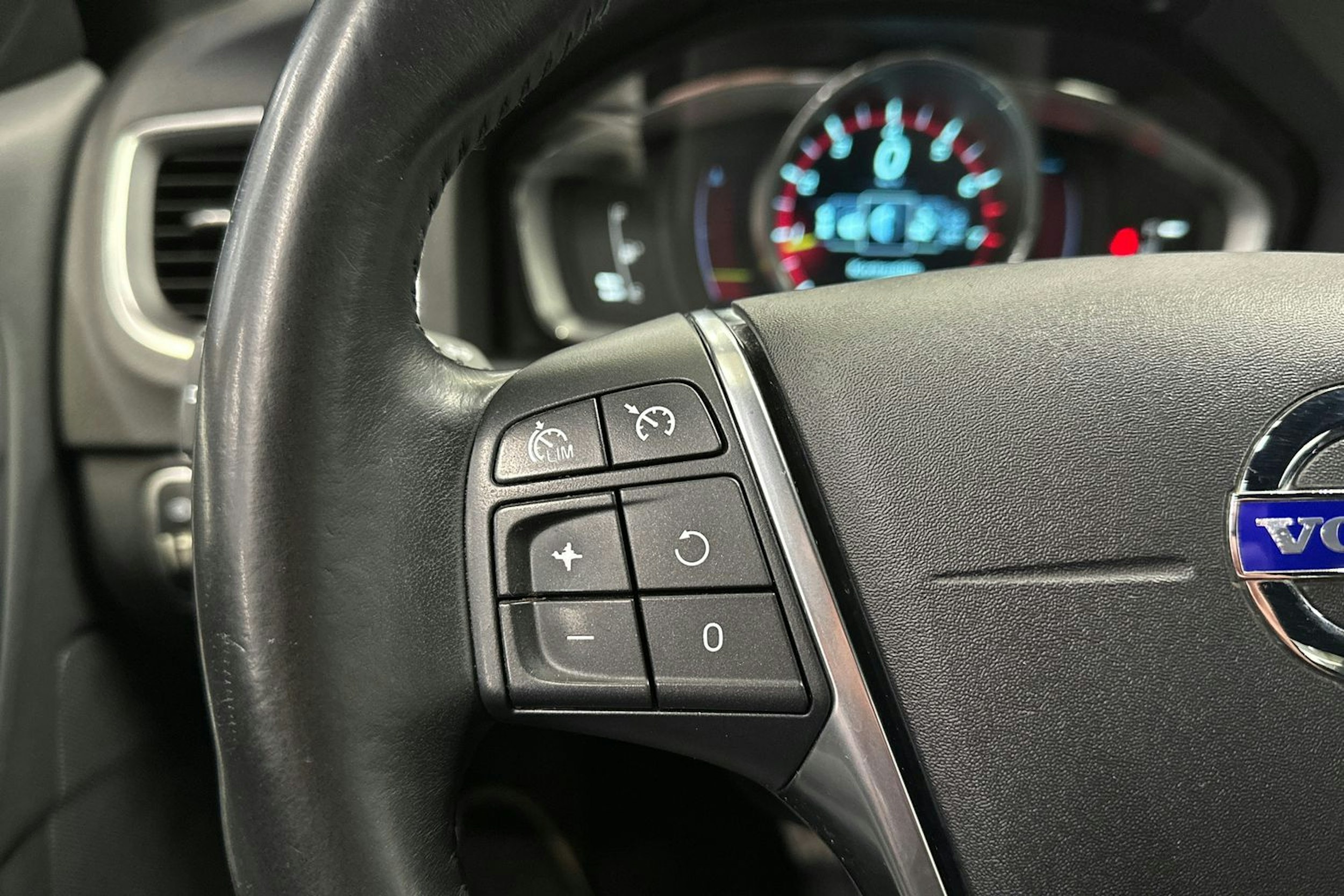 harmaa Volvo S60 2014 kuva 18.