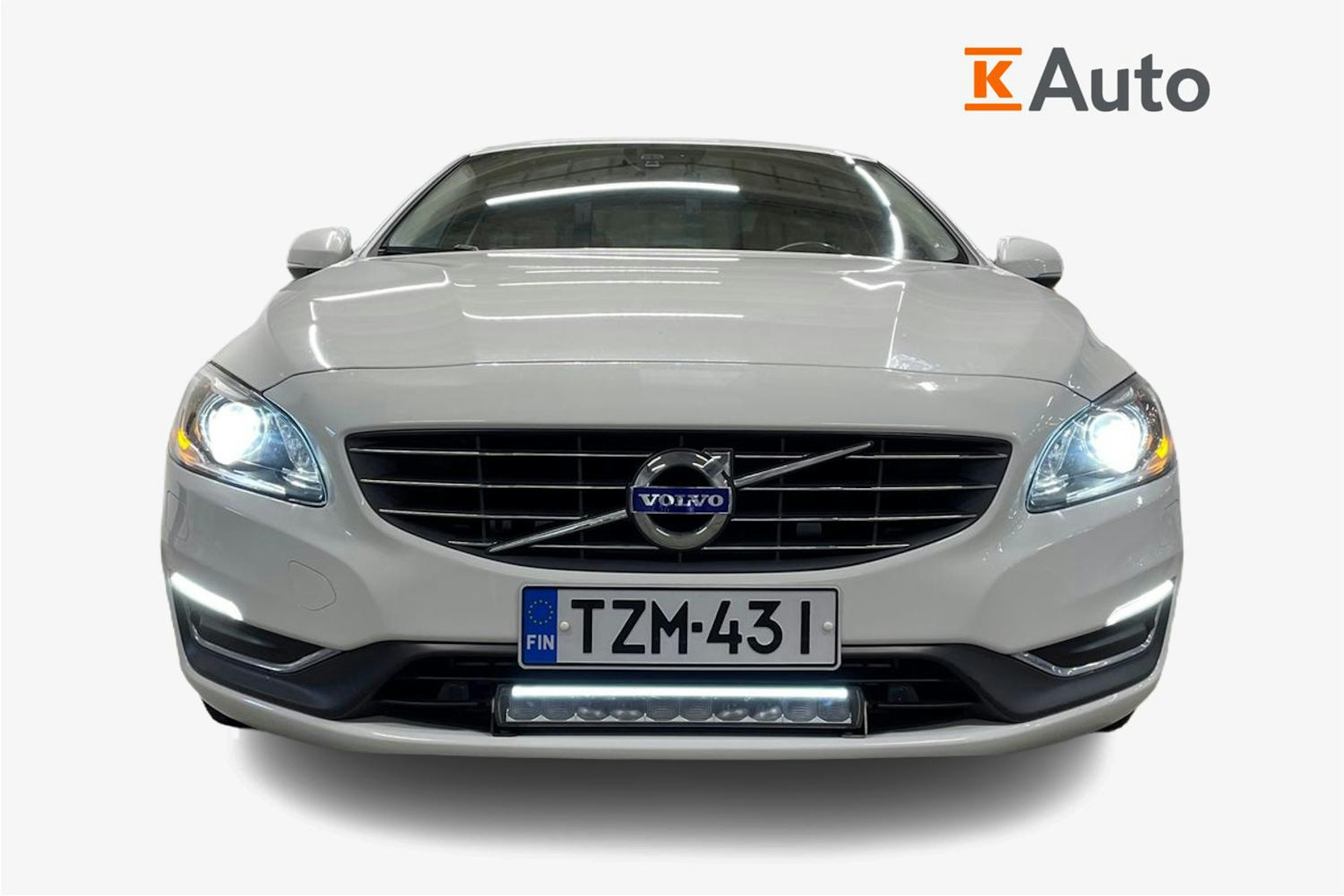 valkoinen Volvo S60 2015 kuva 4.