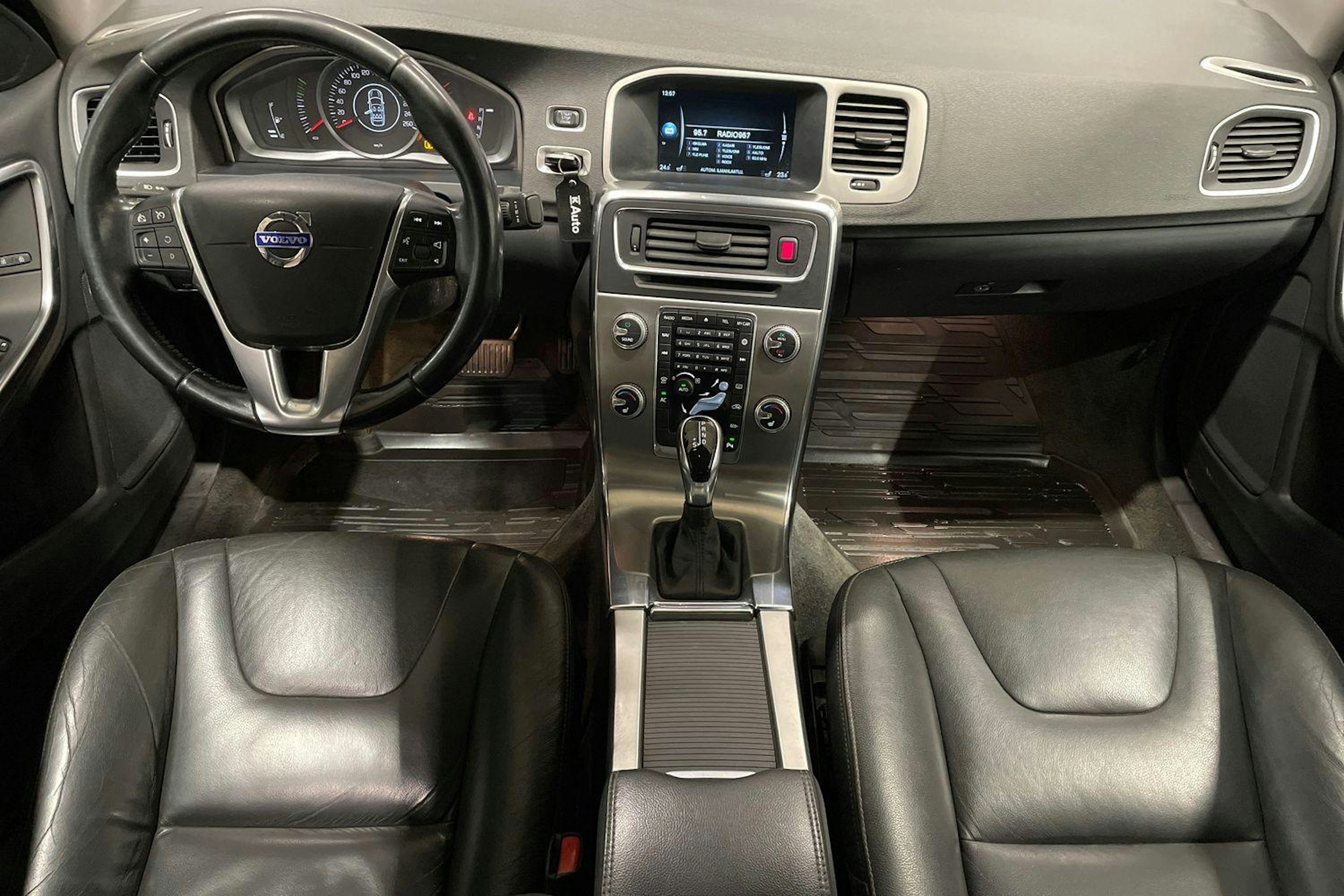 valkoinen Volvo S60 2015 kuva 7.